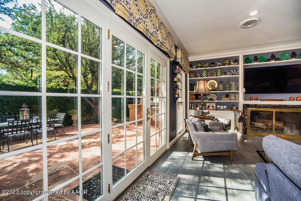 2802 S Hughes Street Property Photo 10