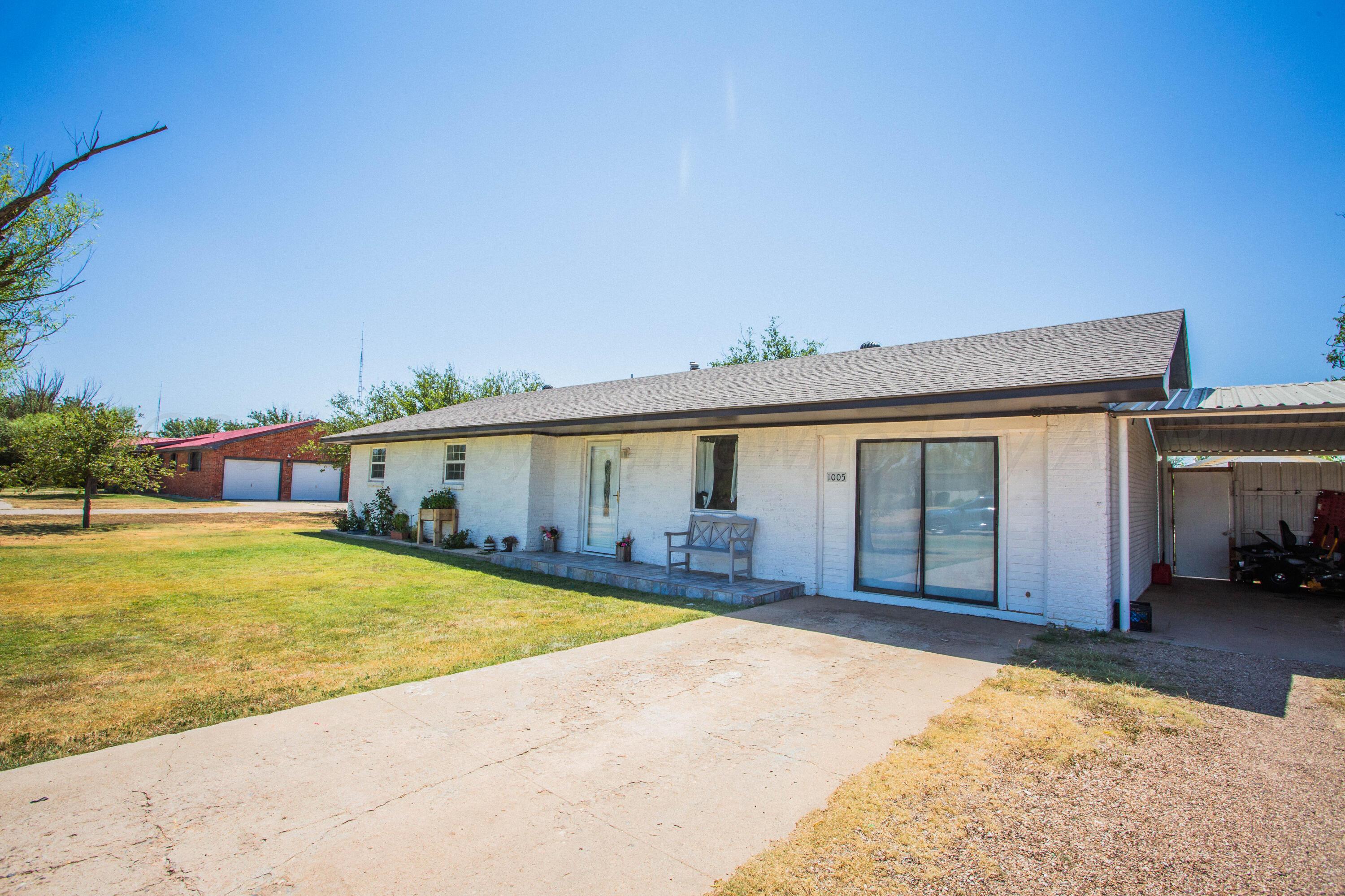 1005 N Dallas Avenue Property Photo 2