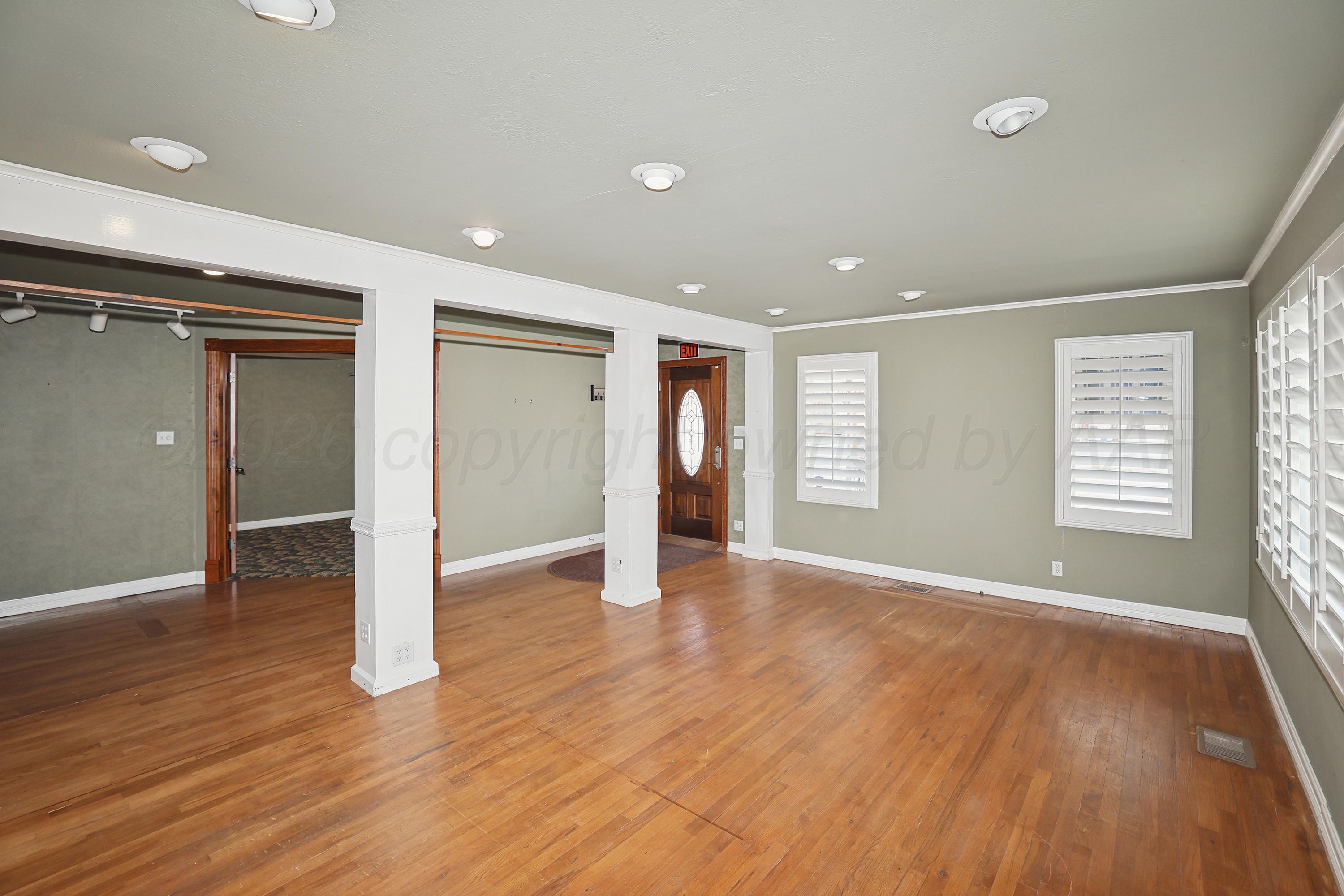 702 E 7th Street Property Photo 5