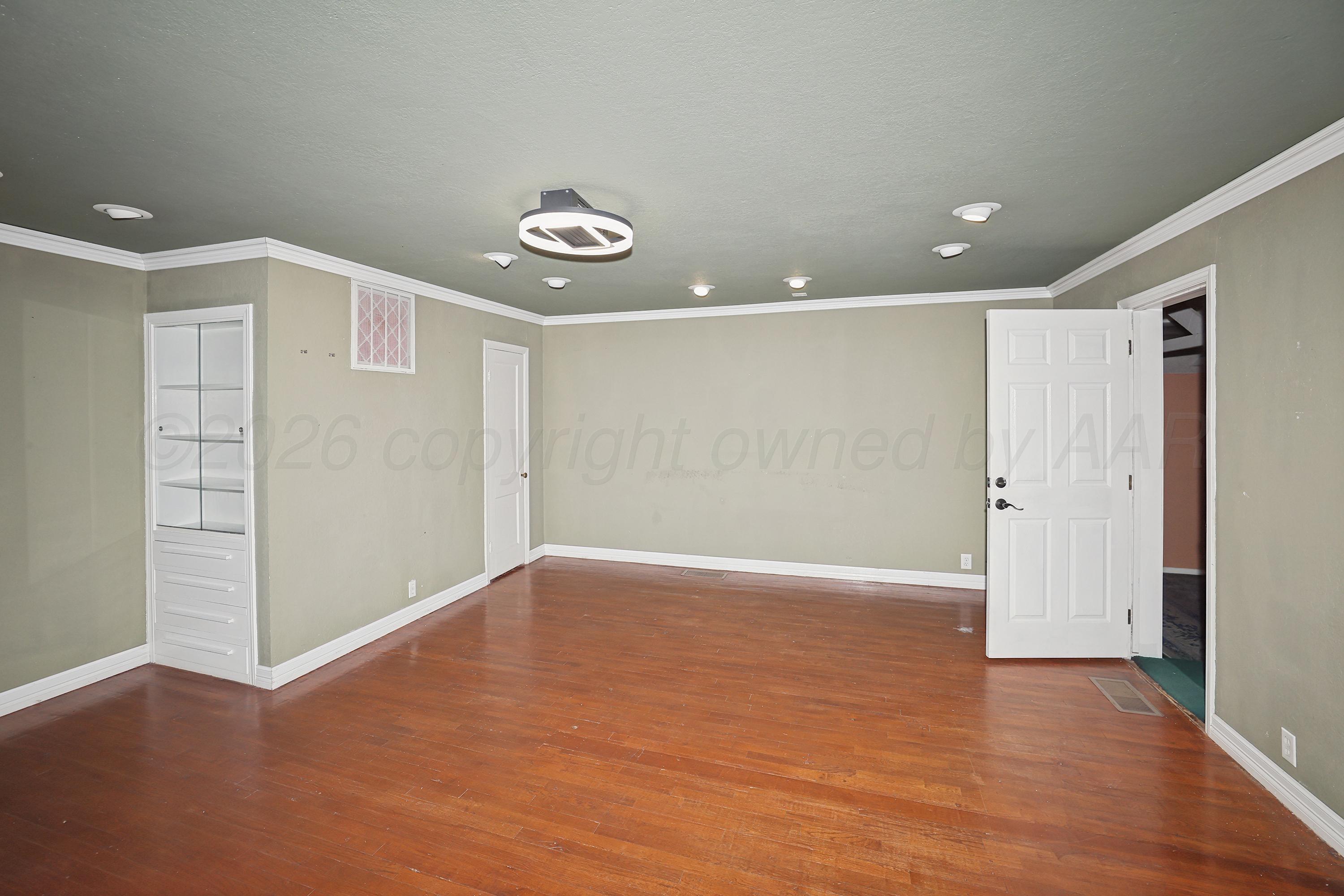702 E 7th Street Property Photo 9