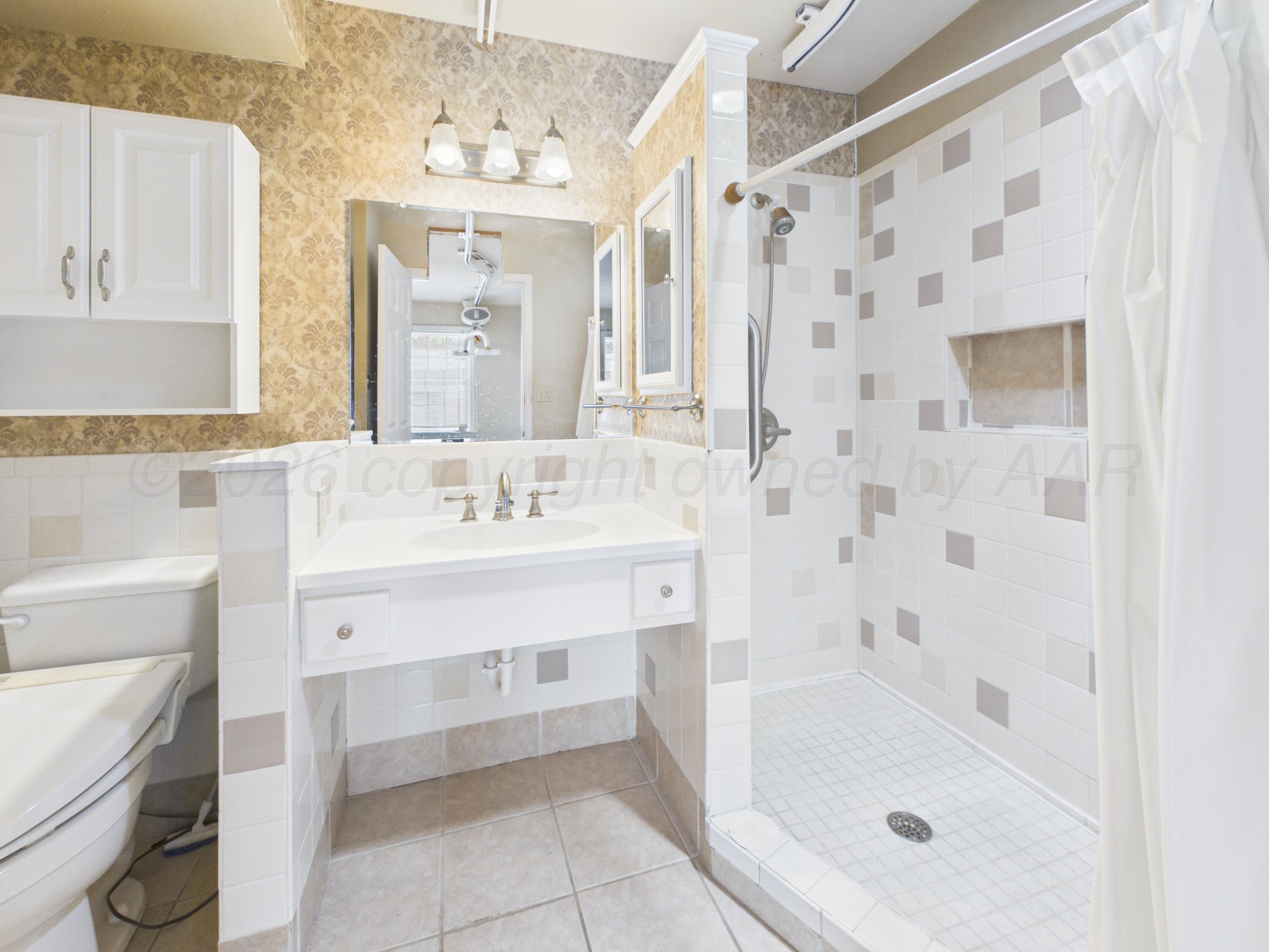 613 N Doucette Street Property Photo 4