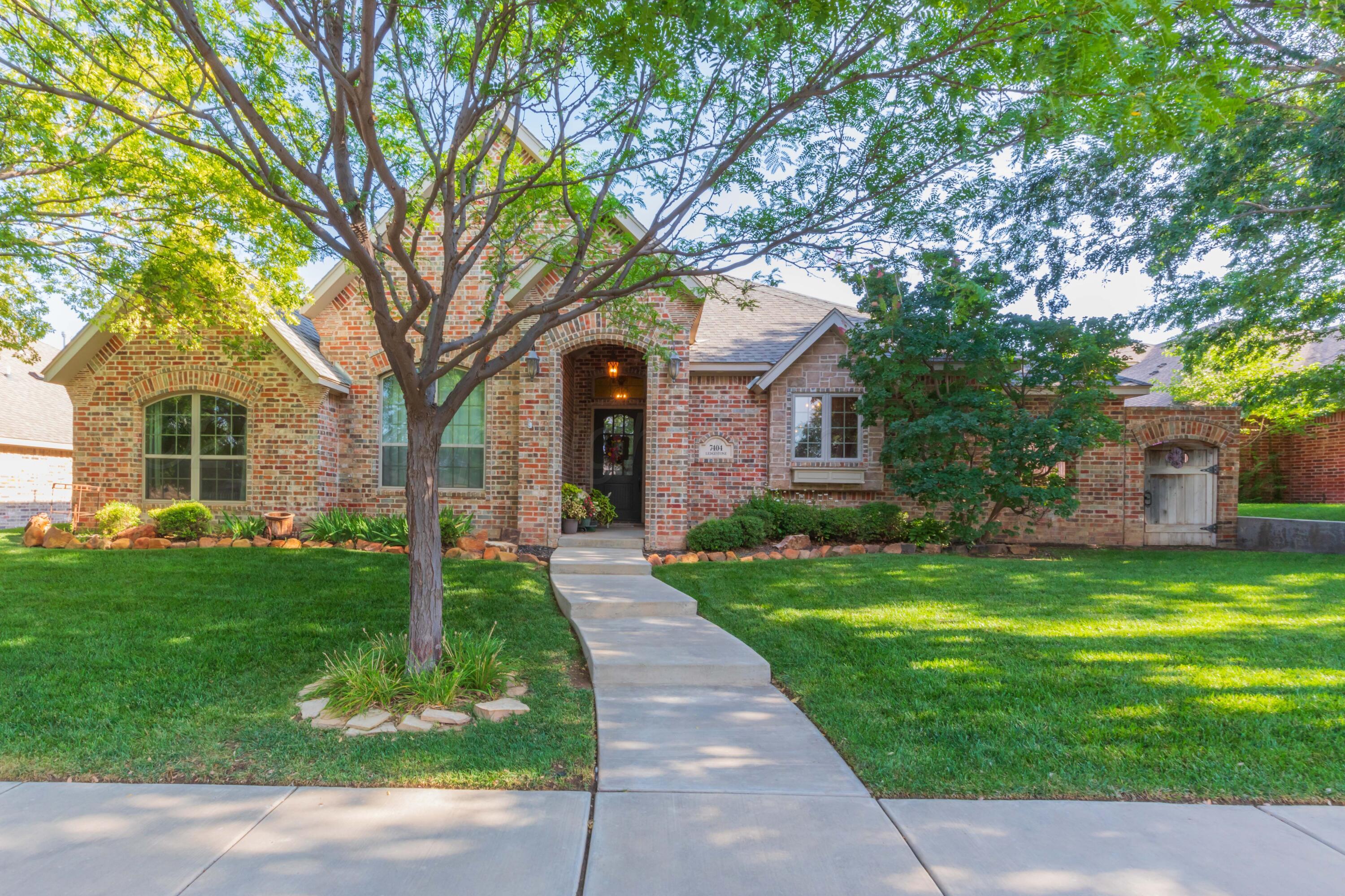 7404 LEDGESTONE Drive Property Photo 1