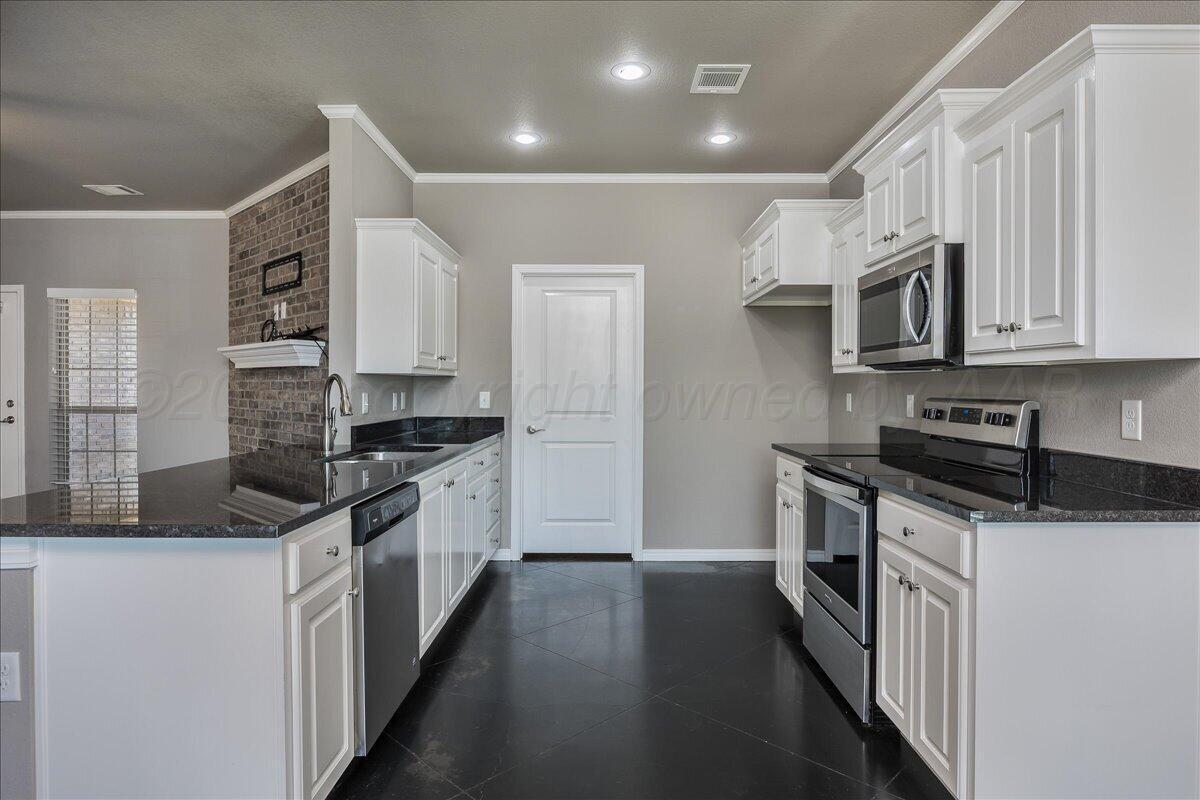 9504 Sydney Drive Property Photo 6