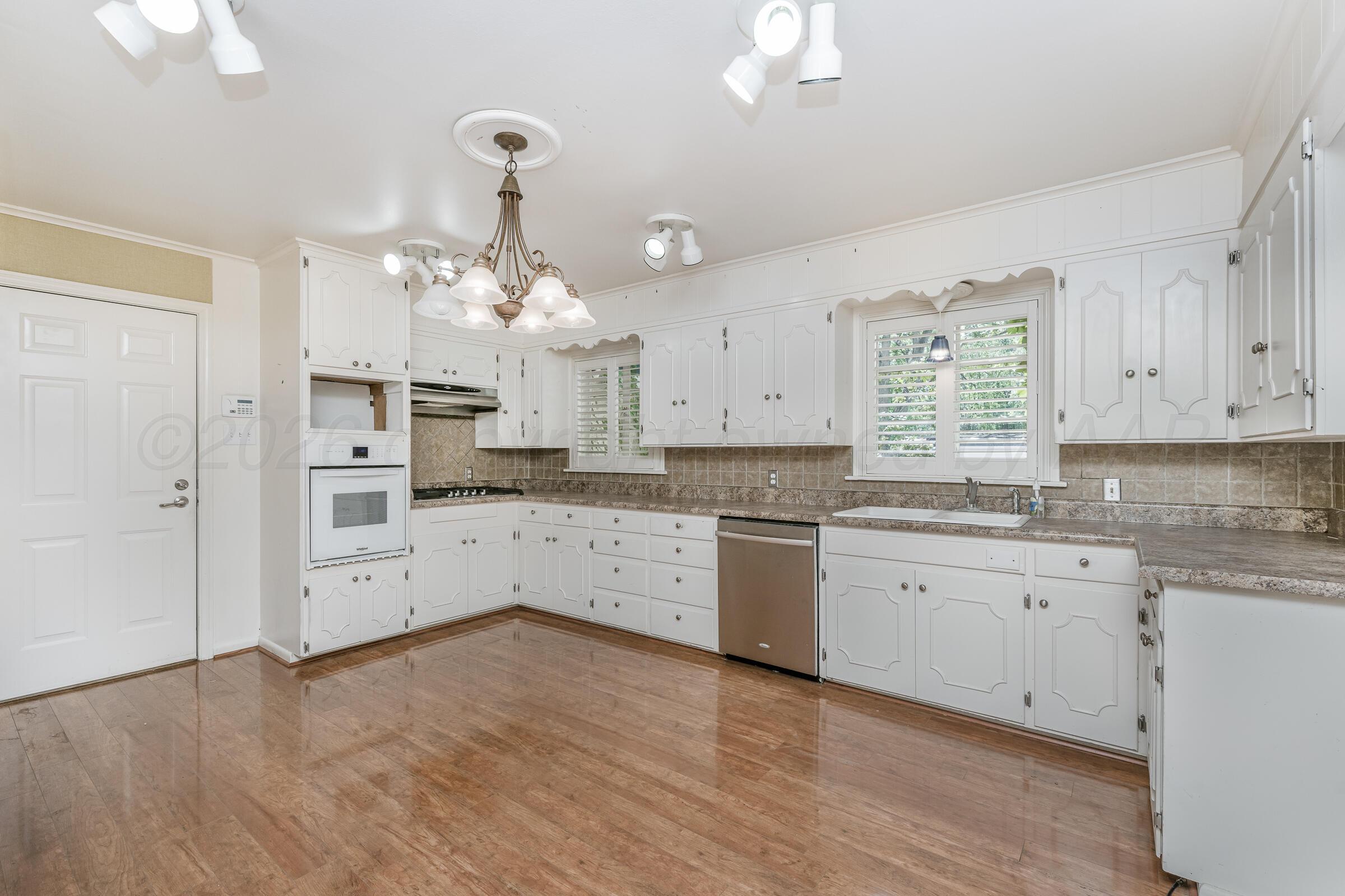 1523 Crockett Street Property Photo 6