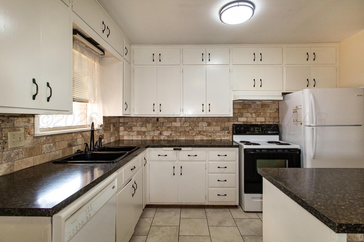 420 Sunset Drive Property Photo 3