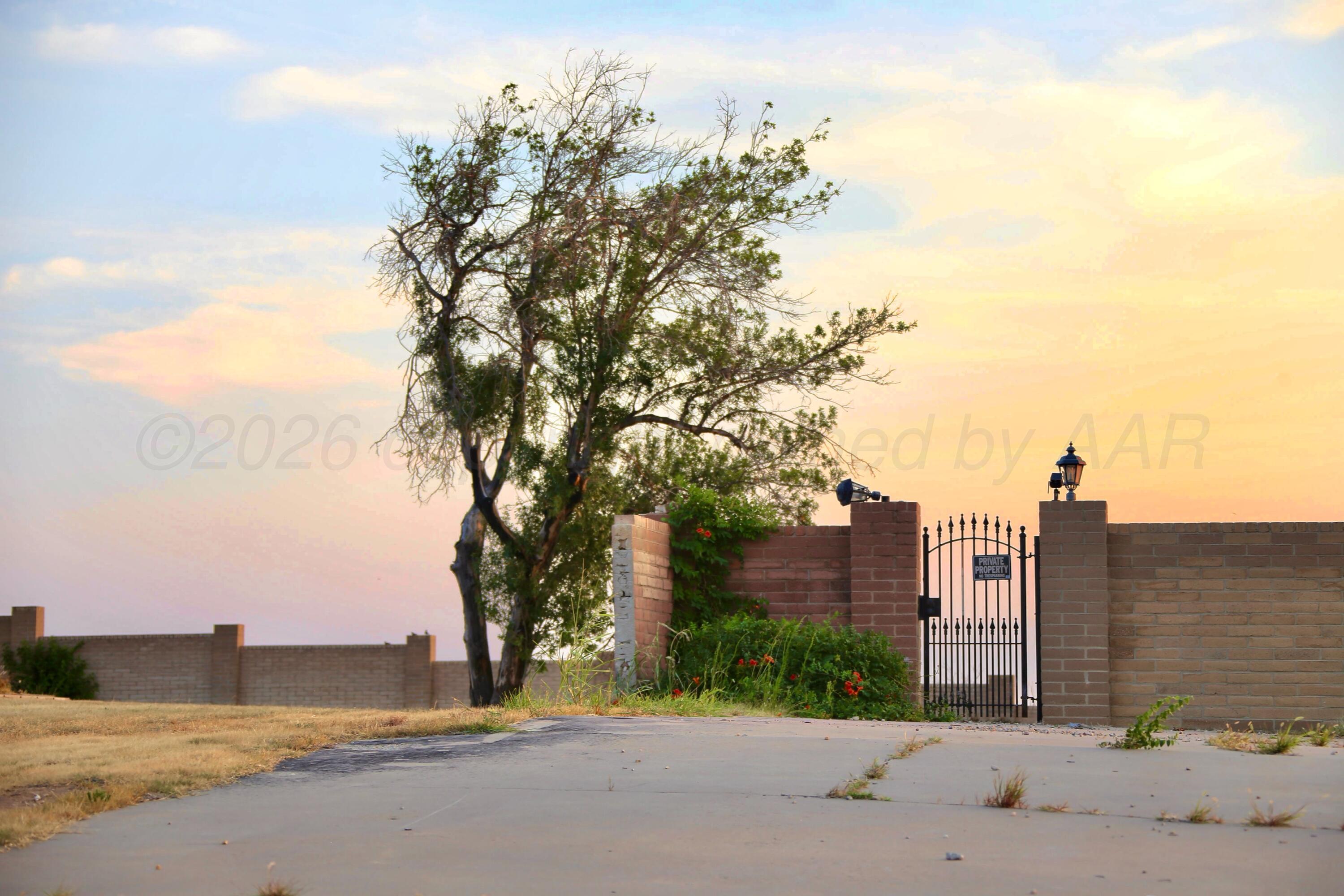2002 S Locust Street Property Photo 4