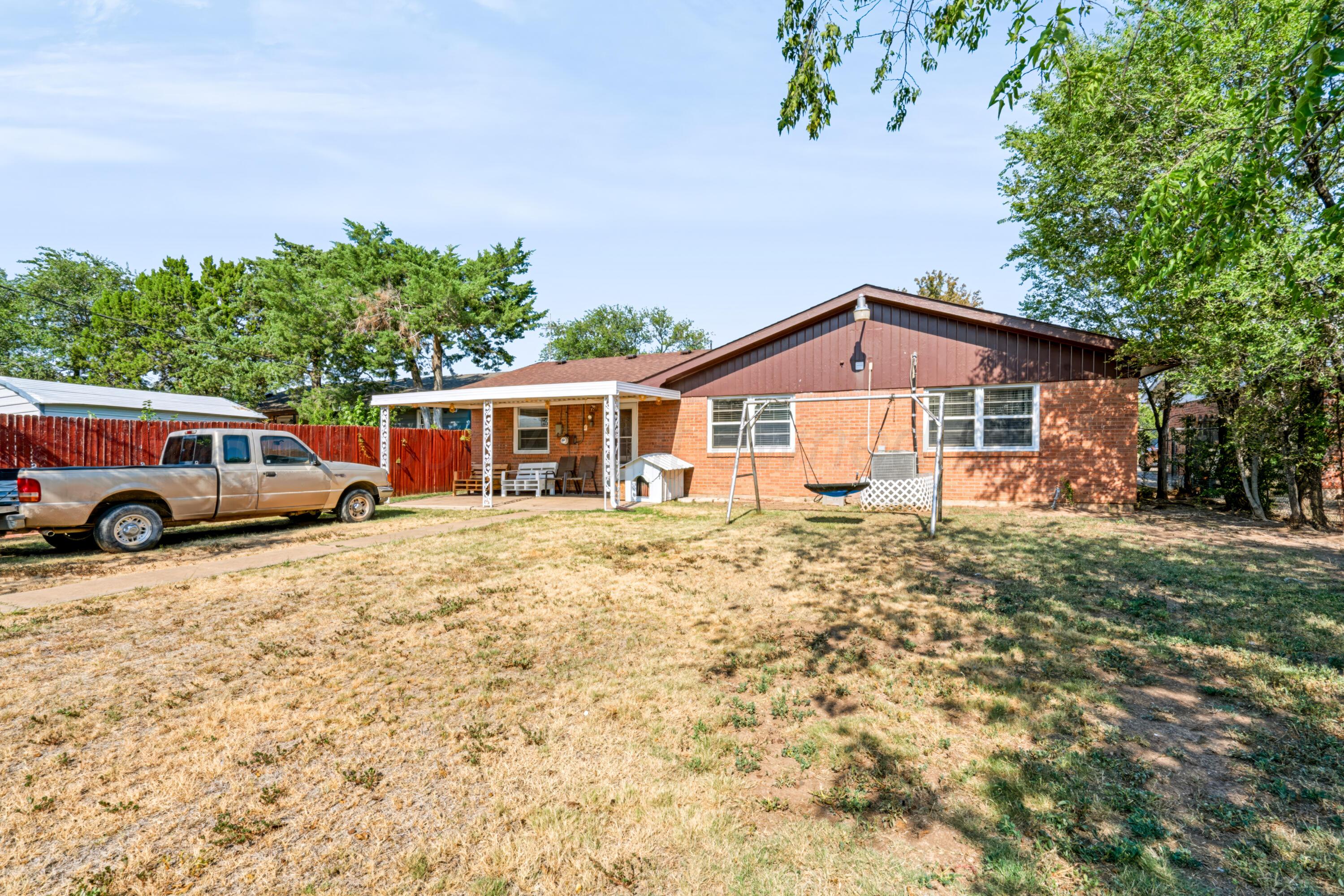 2106 S Fairfield Street Property Photo 3