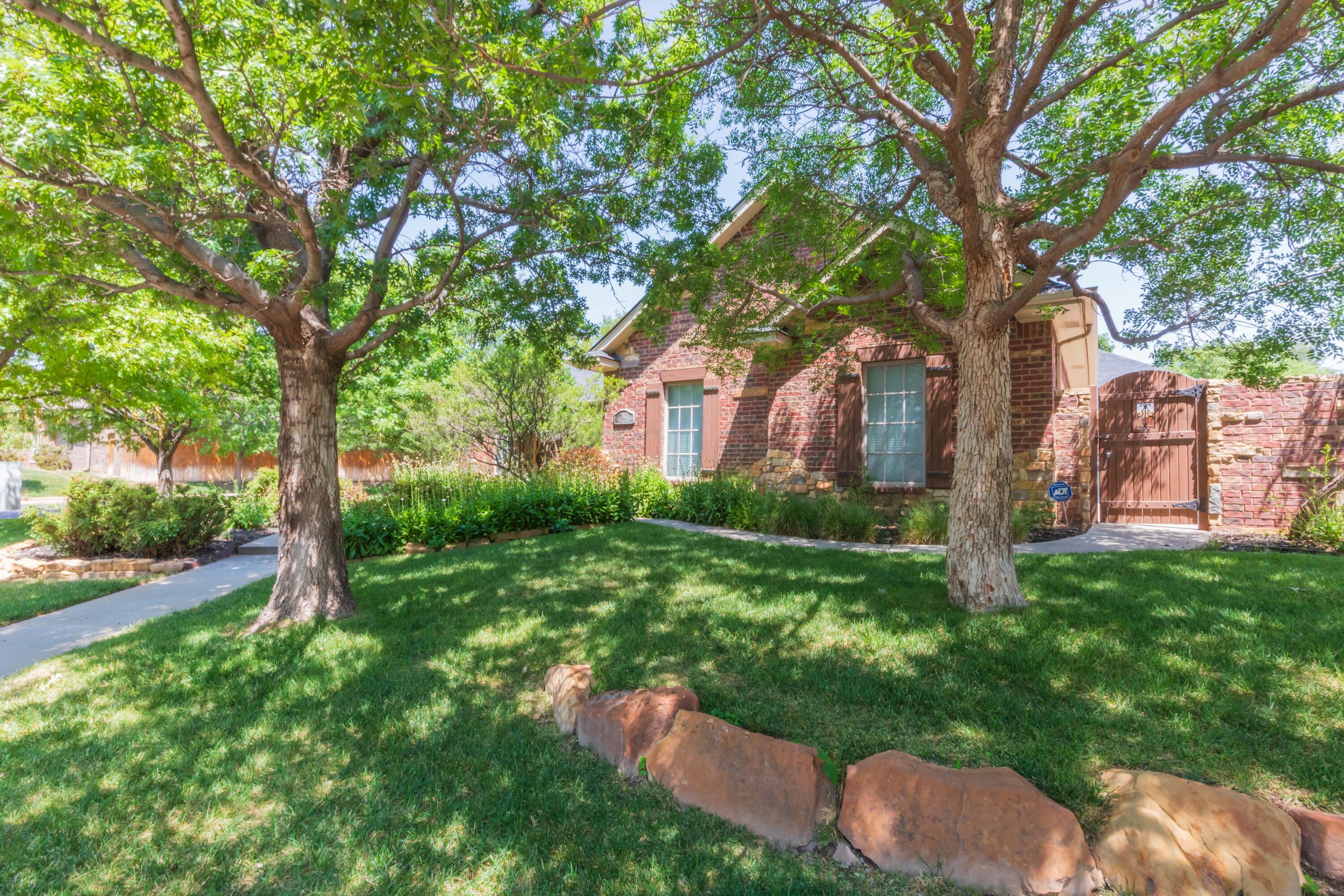 7812 OAKVIEW Drive Property Photo 1