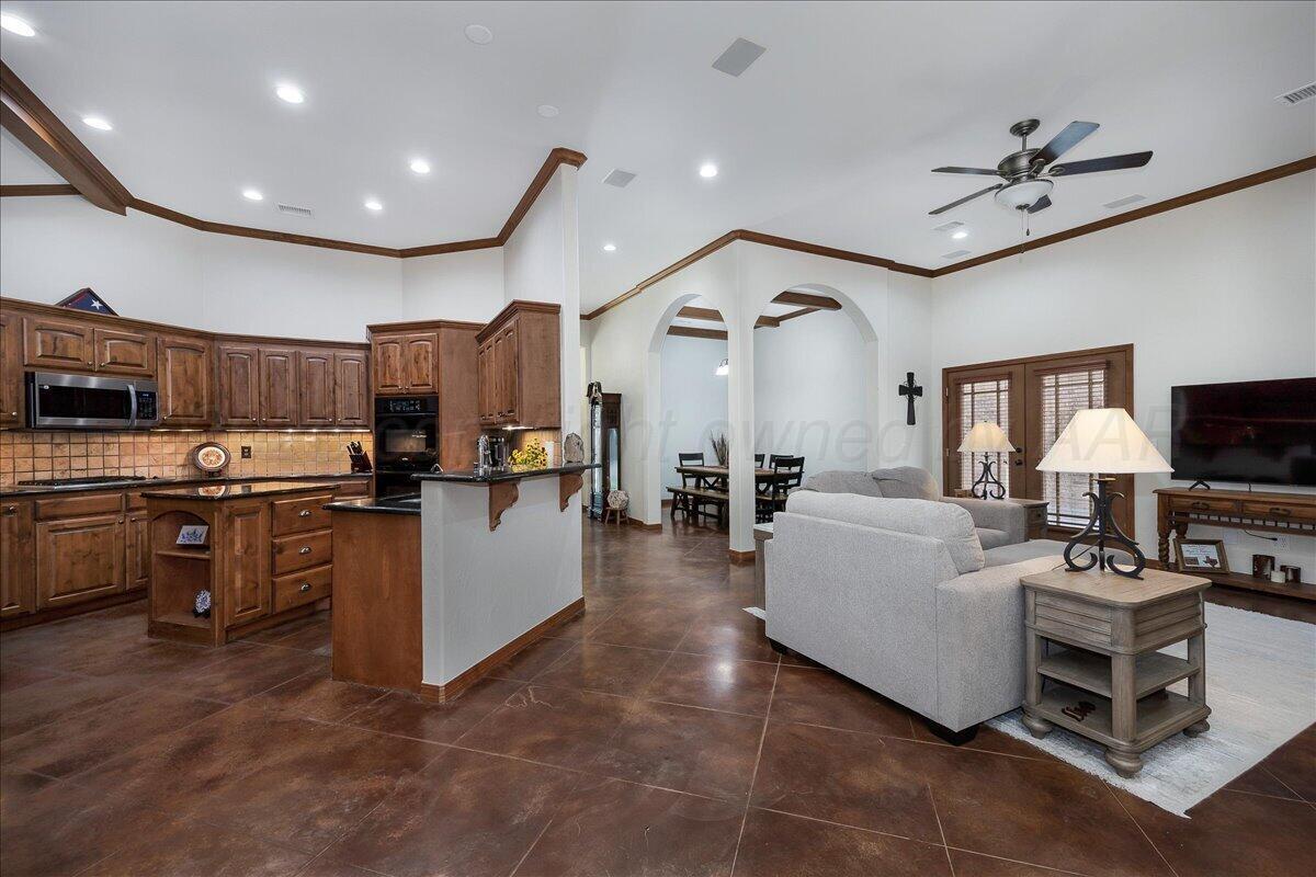 7913 Pineridge Drive Property Photo 4