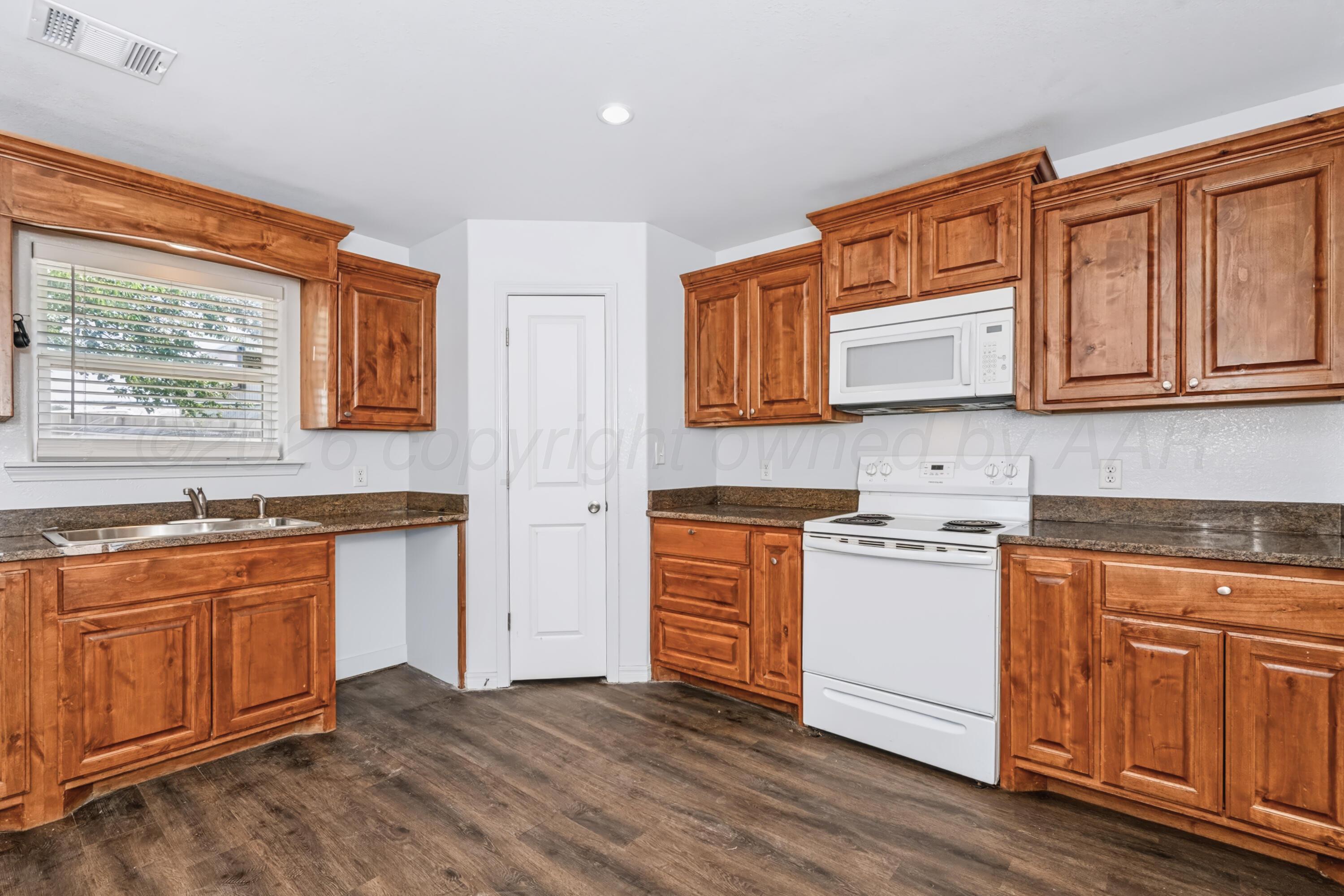 807 N Houston Street Property Photo 6