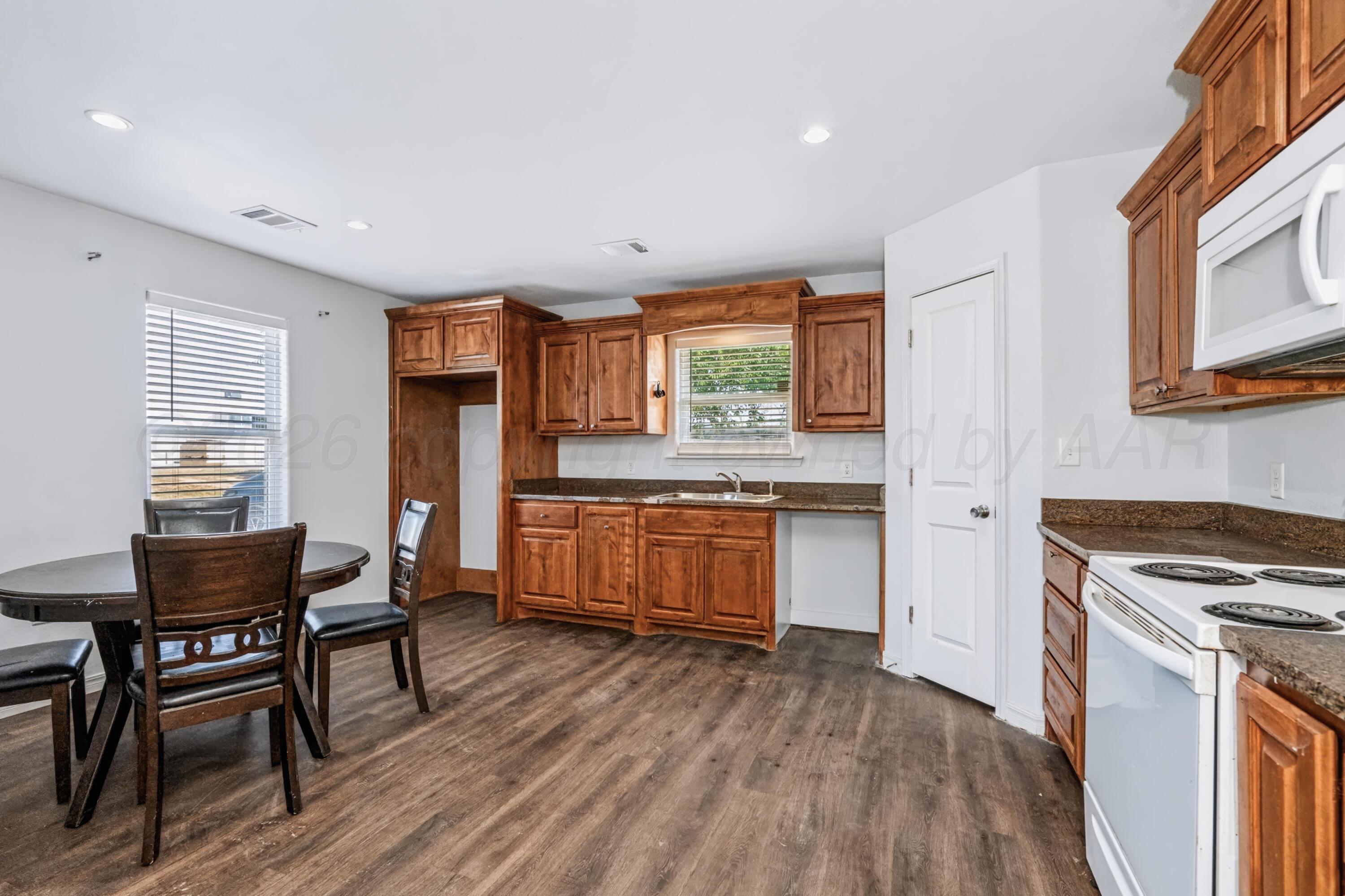 807 N Houston Street Property Photo 7