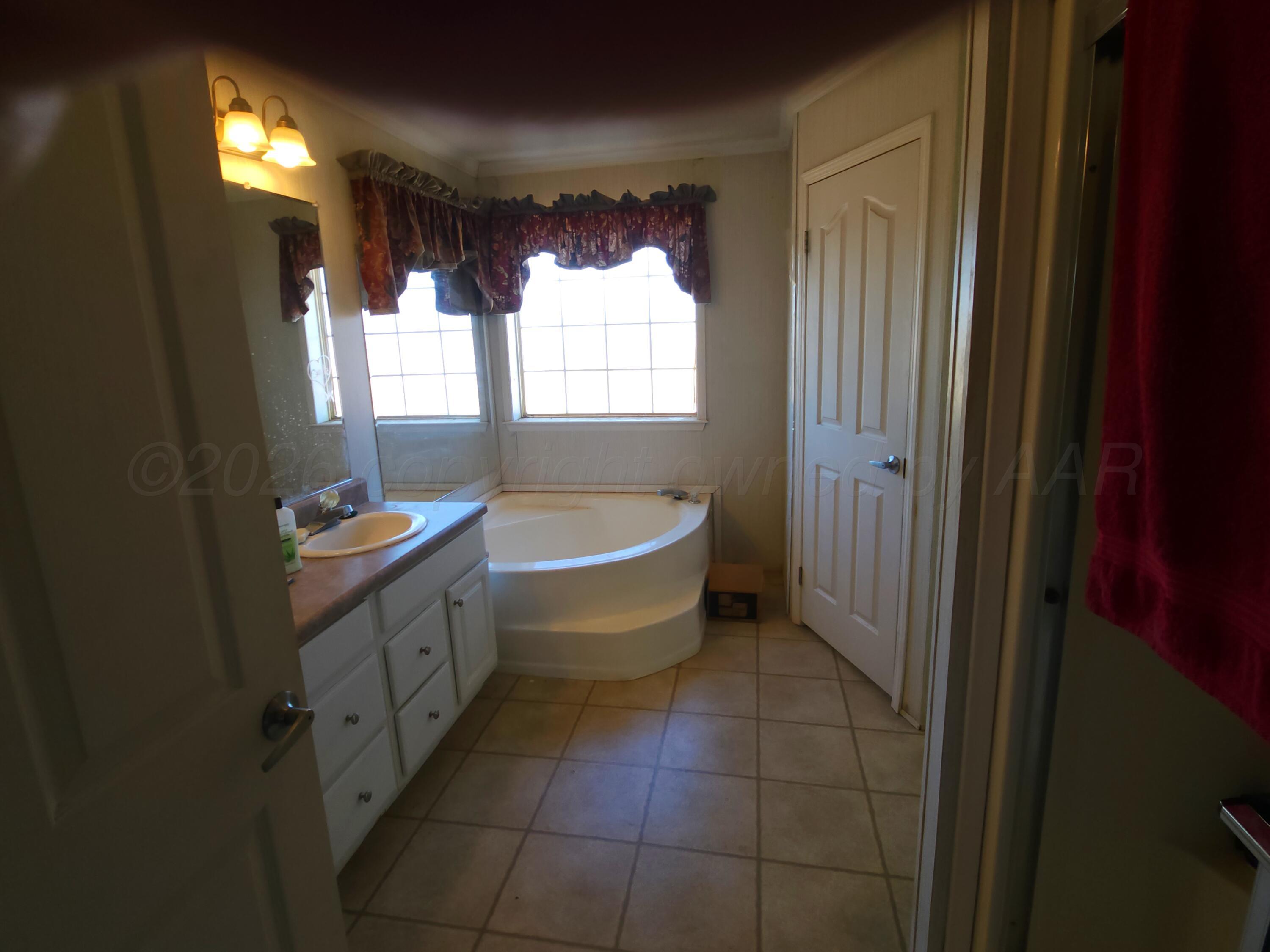 8400 Sandlewood Avenue Property Photo 10
