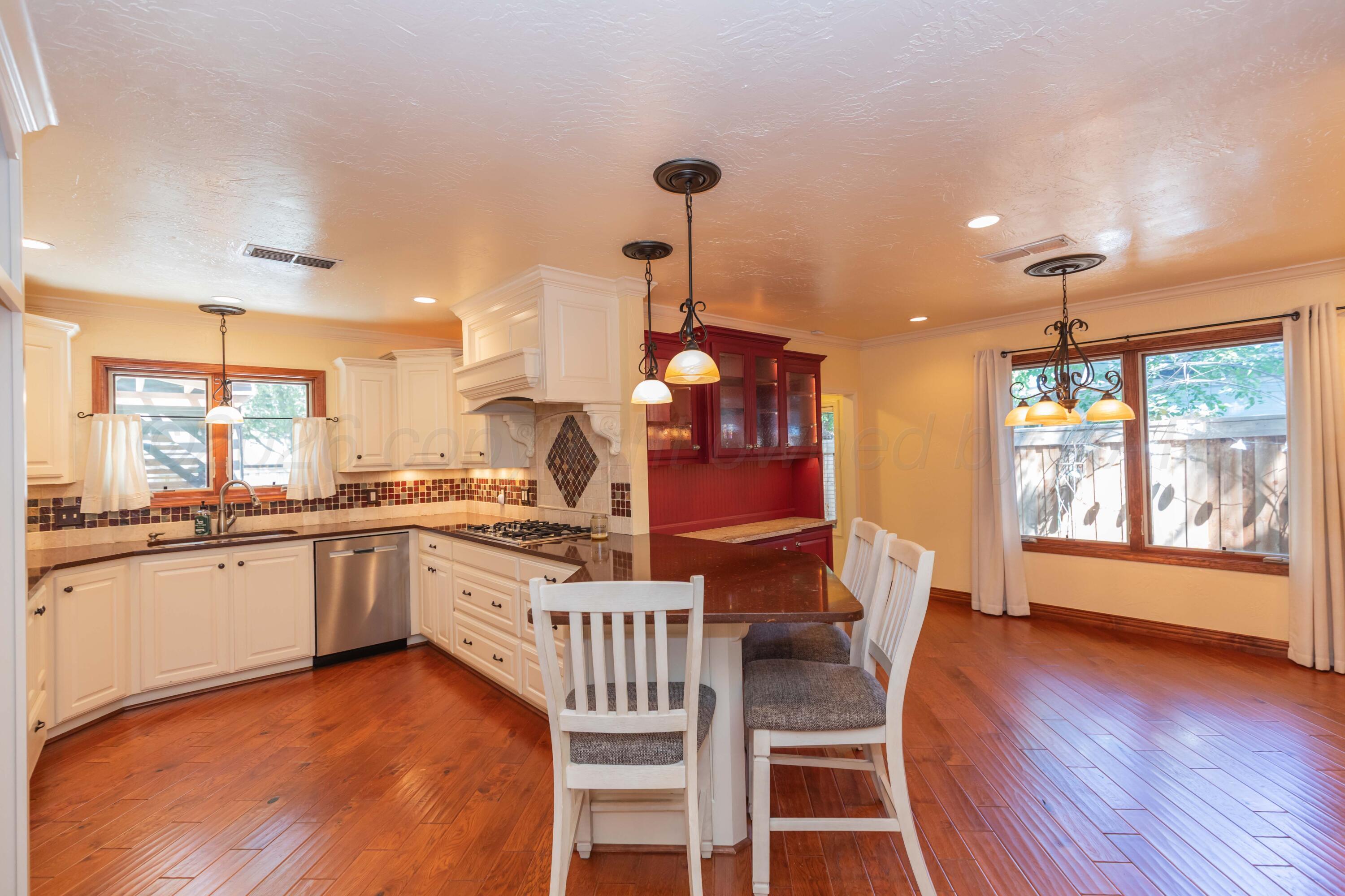 2612 Parker Street Property Photo 8