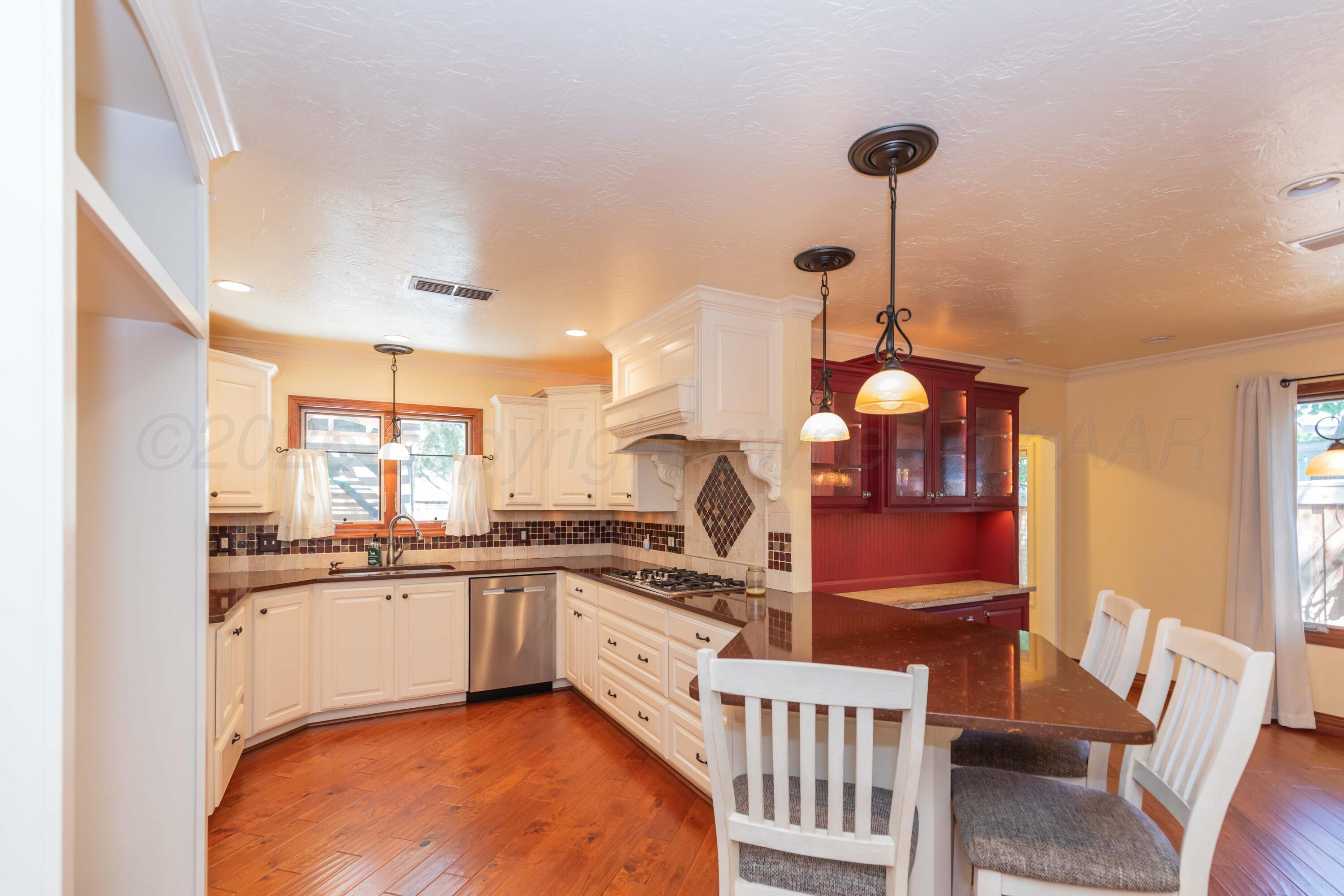 2612 Parker Street Property Photo 9