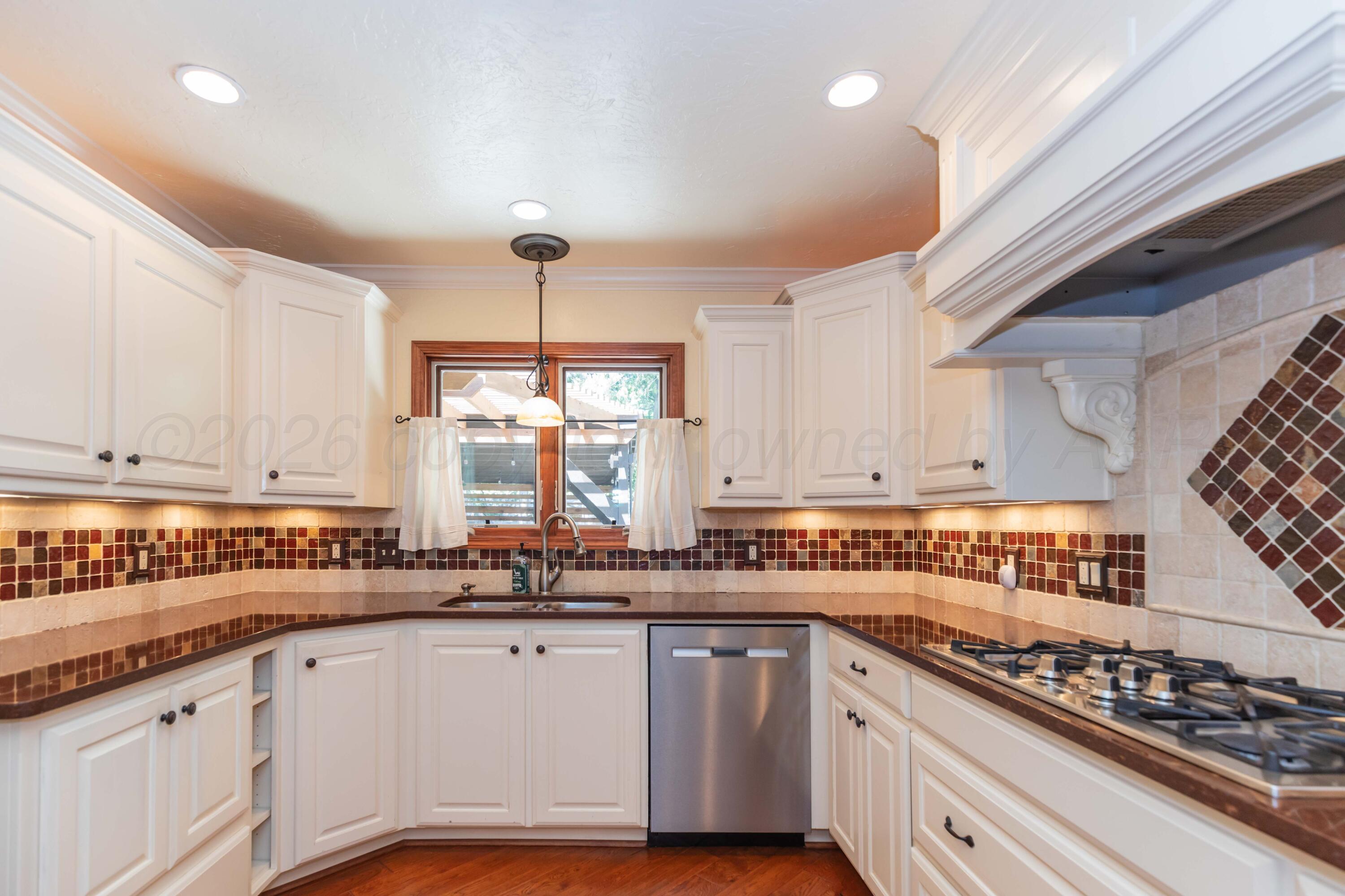 2612 Parker Street Property Photo 12