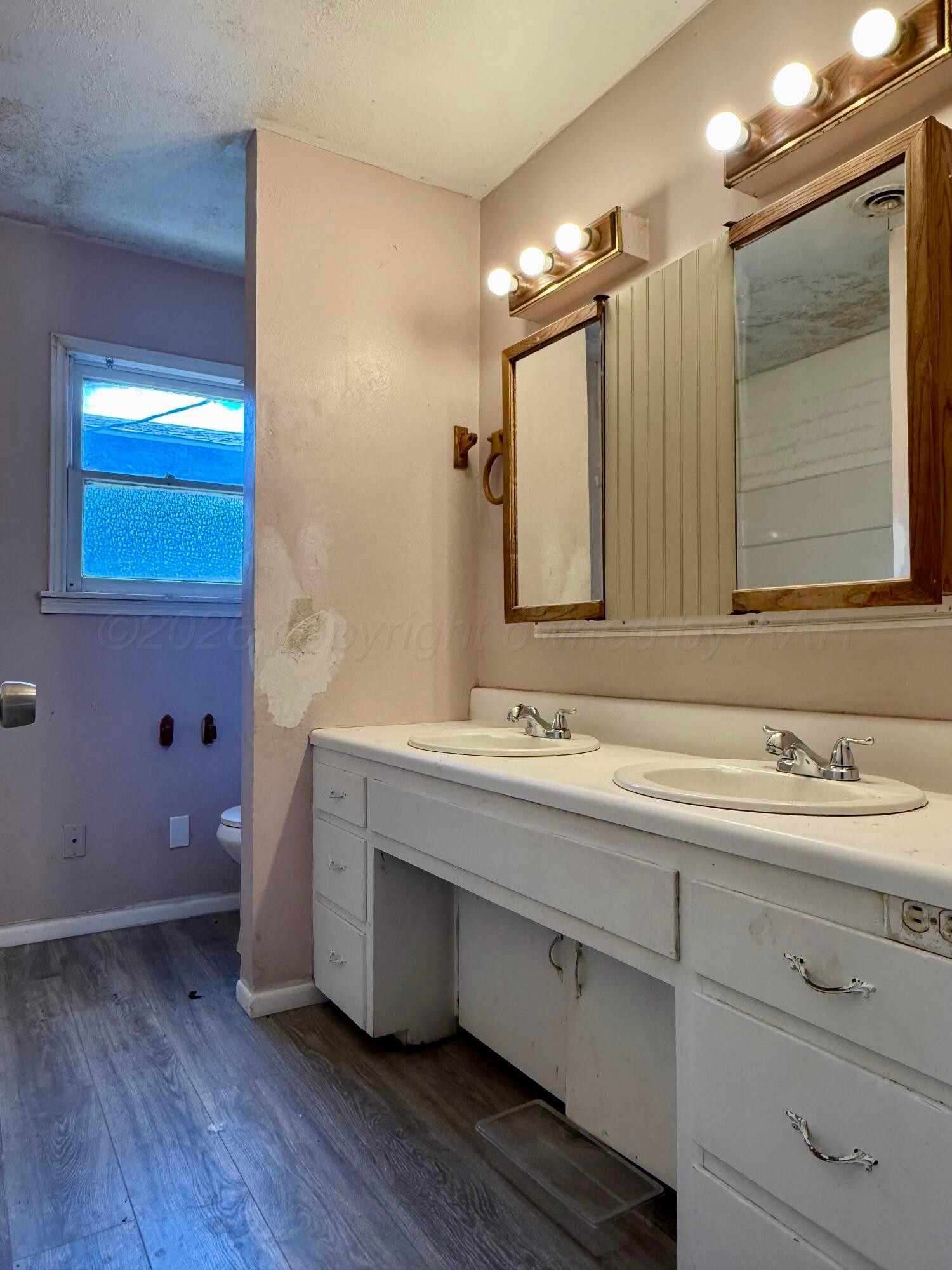 2400 Sanborn Street Property Photo 11