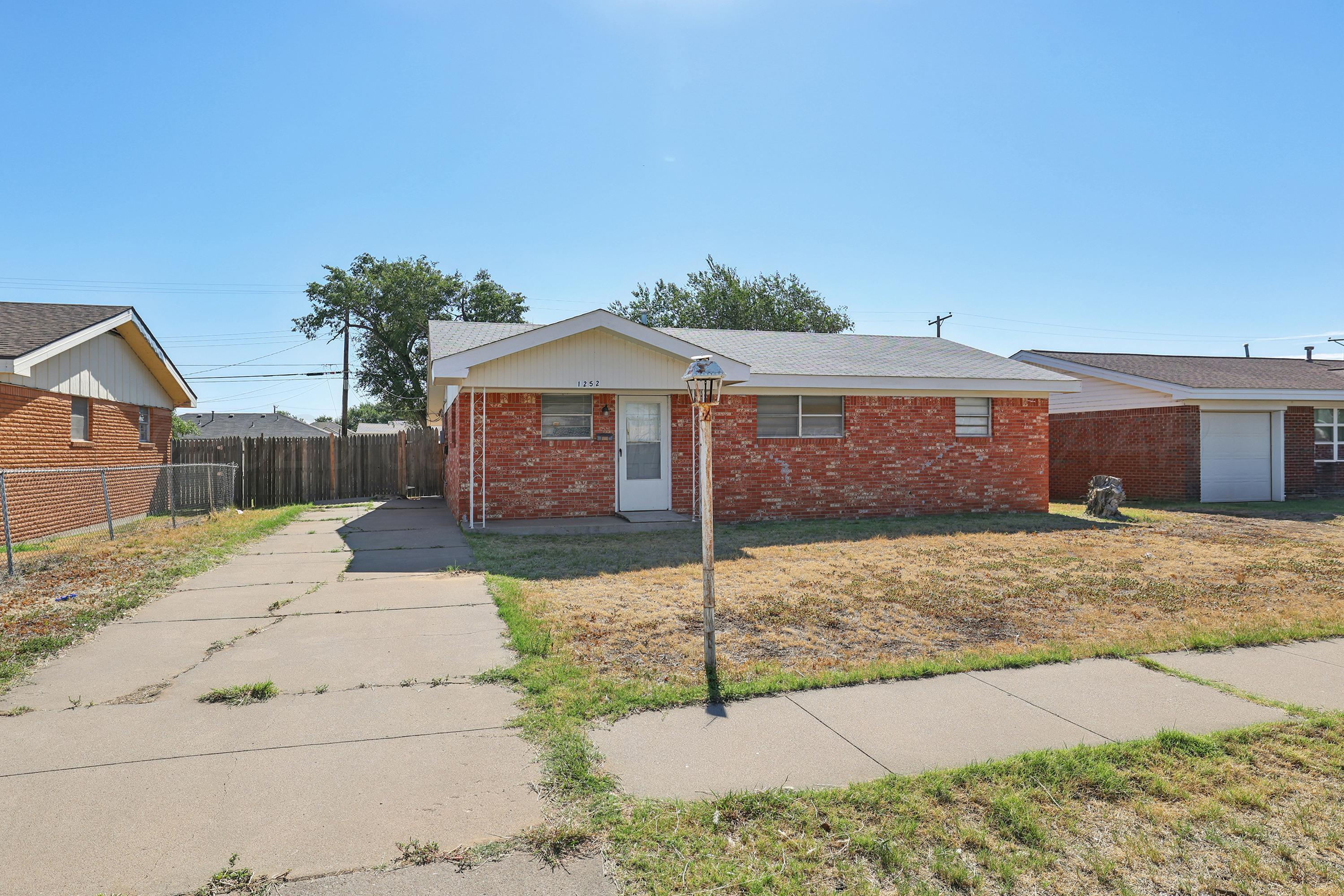 1252 Iris Street Property Photo 2