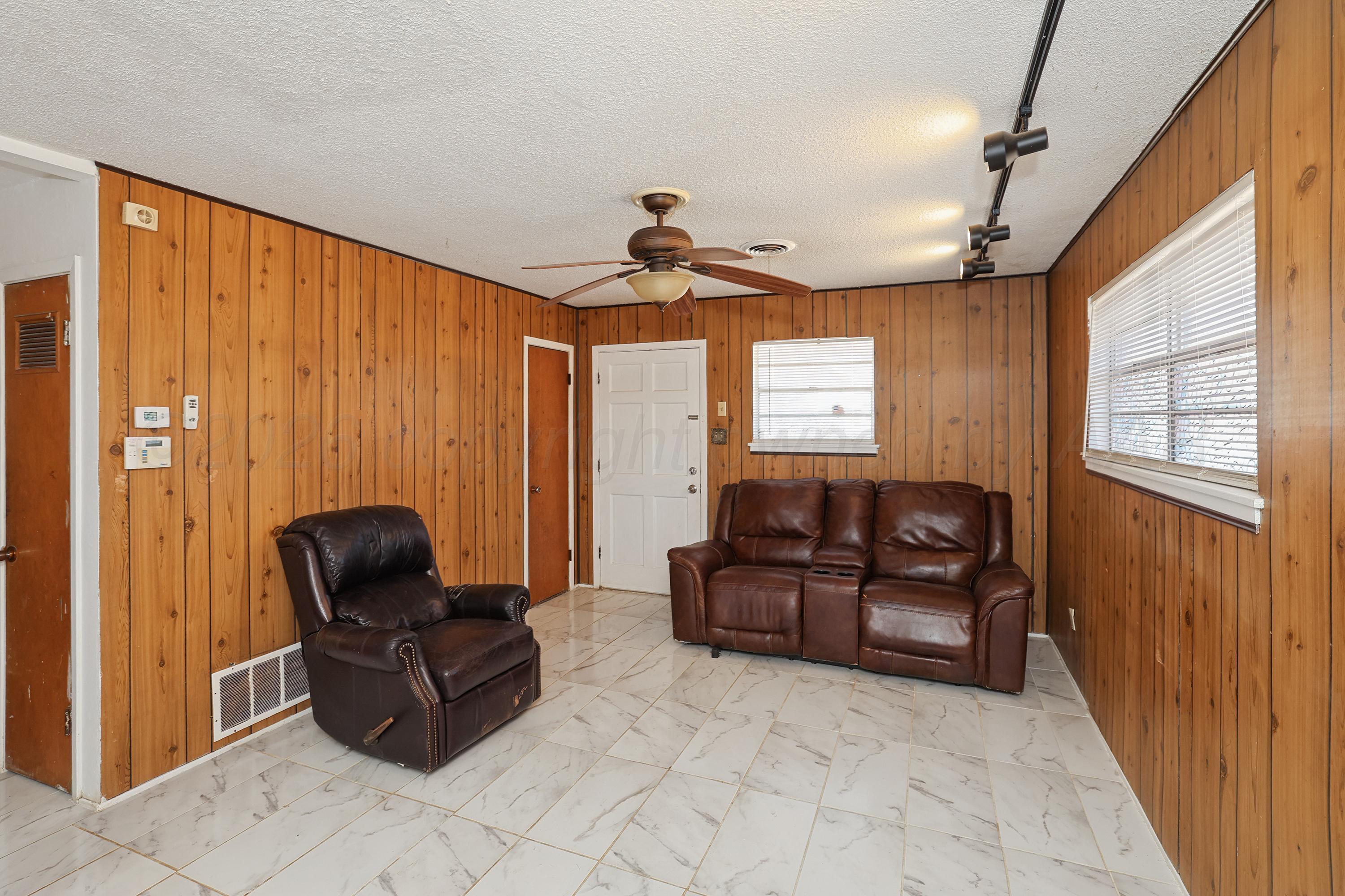 1252 Iris Street Property Photo 4
