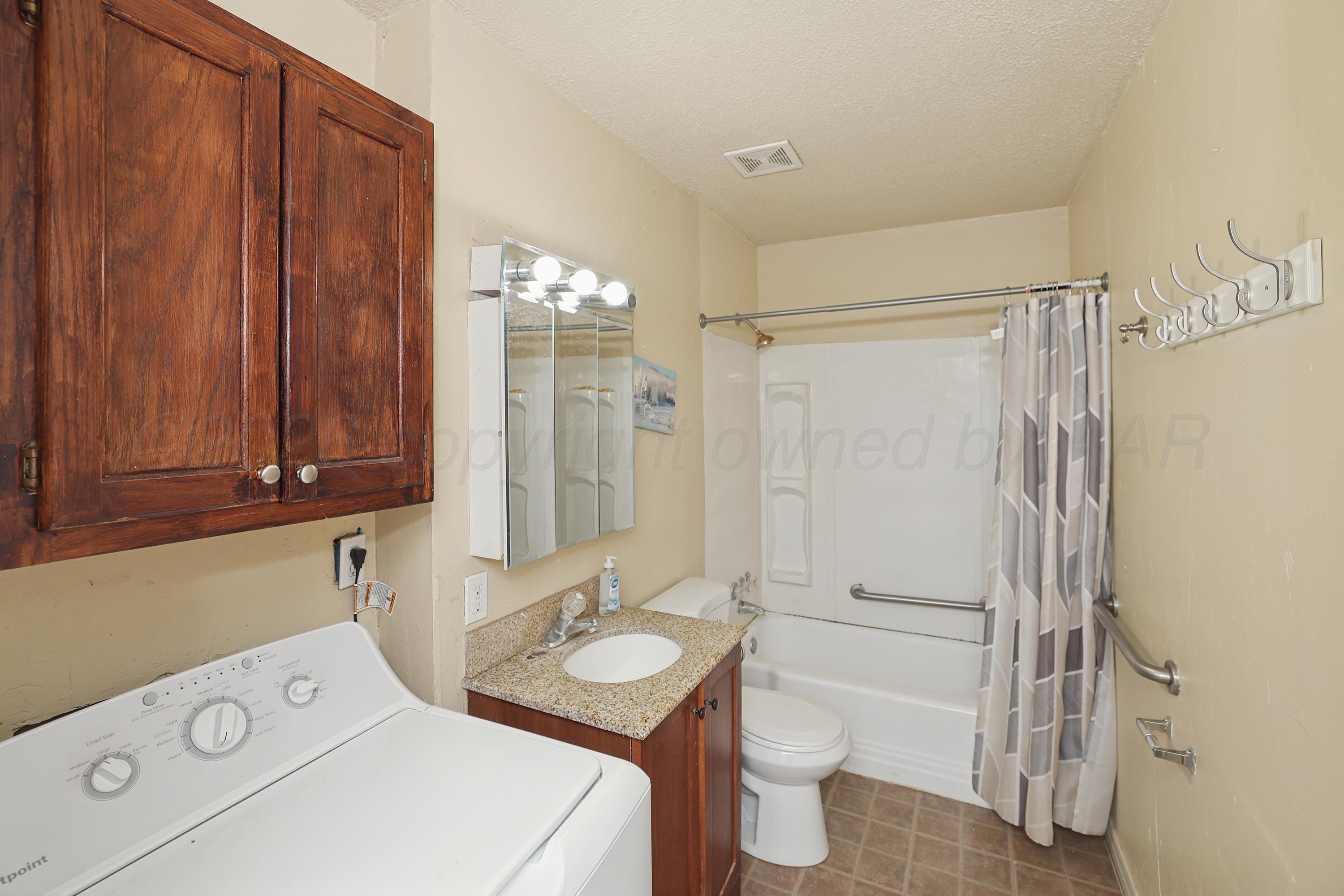 1252 Iris Street Property Photo 13