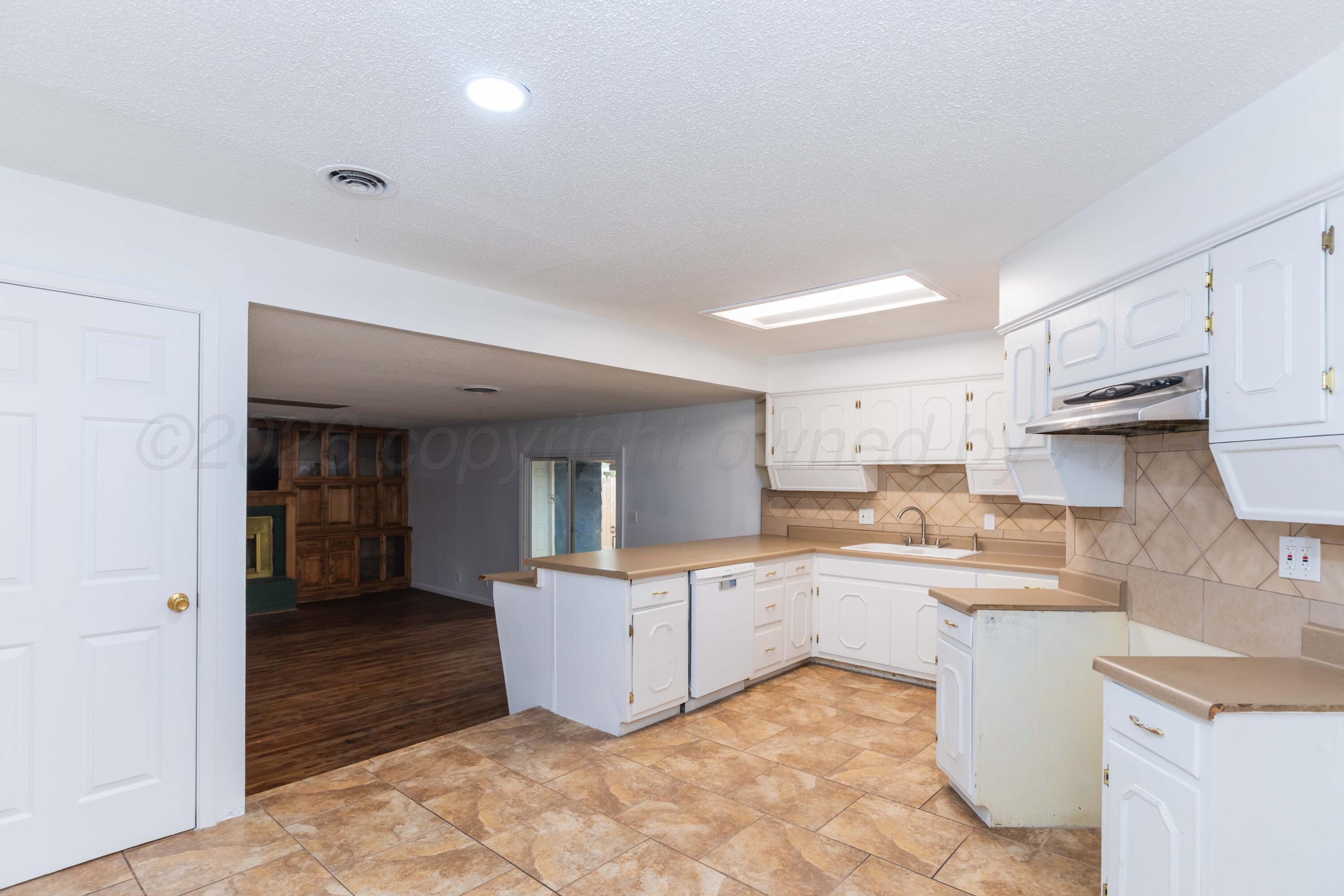 2901 S Apache Street Property Photo 7