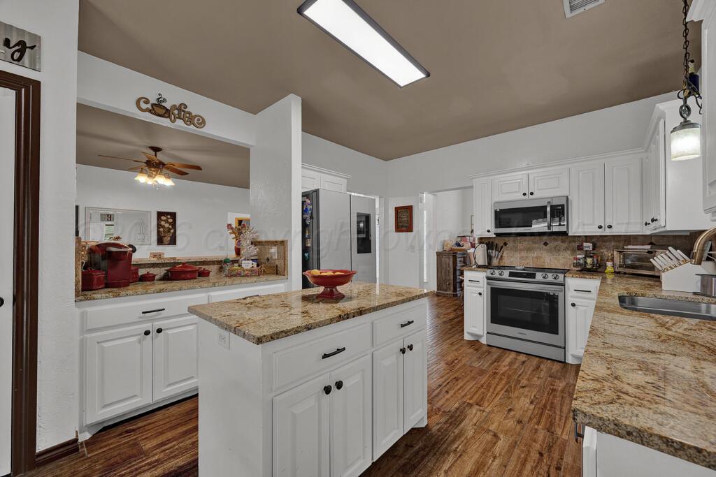 7001 Glenoak Lane Property Photo 10