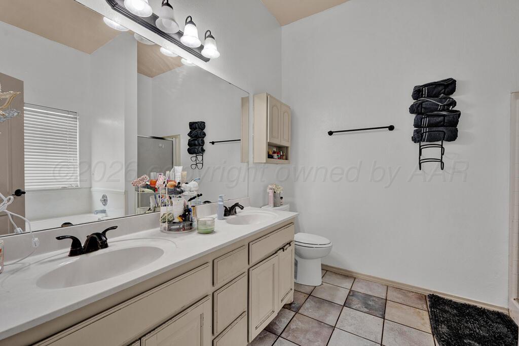 7001 Glenoak Lane Property Photo 16