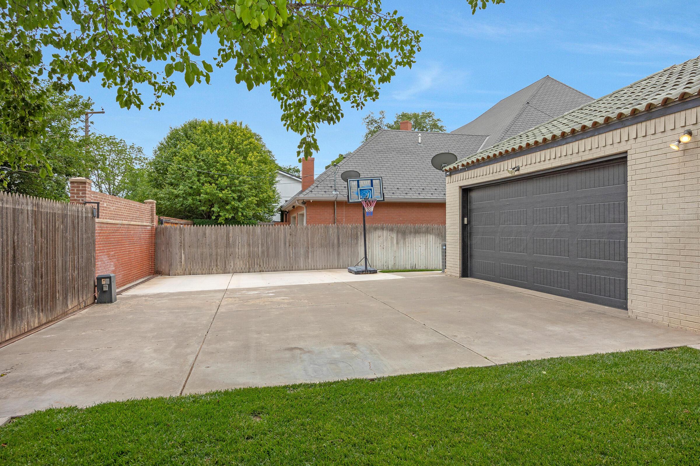 2605 S Hughes Street Property Photo 56