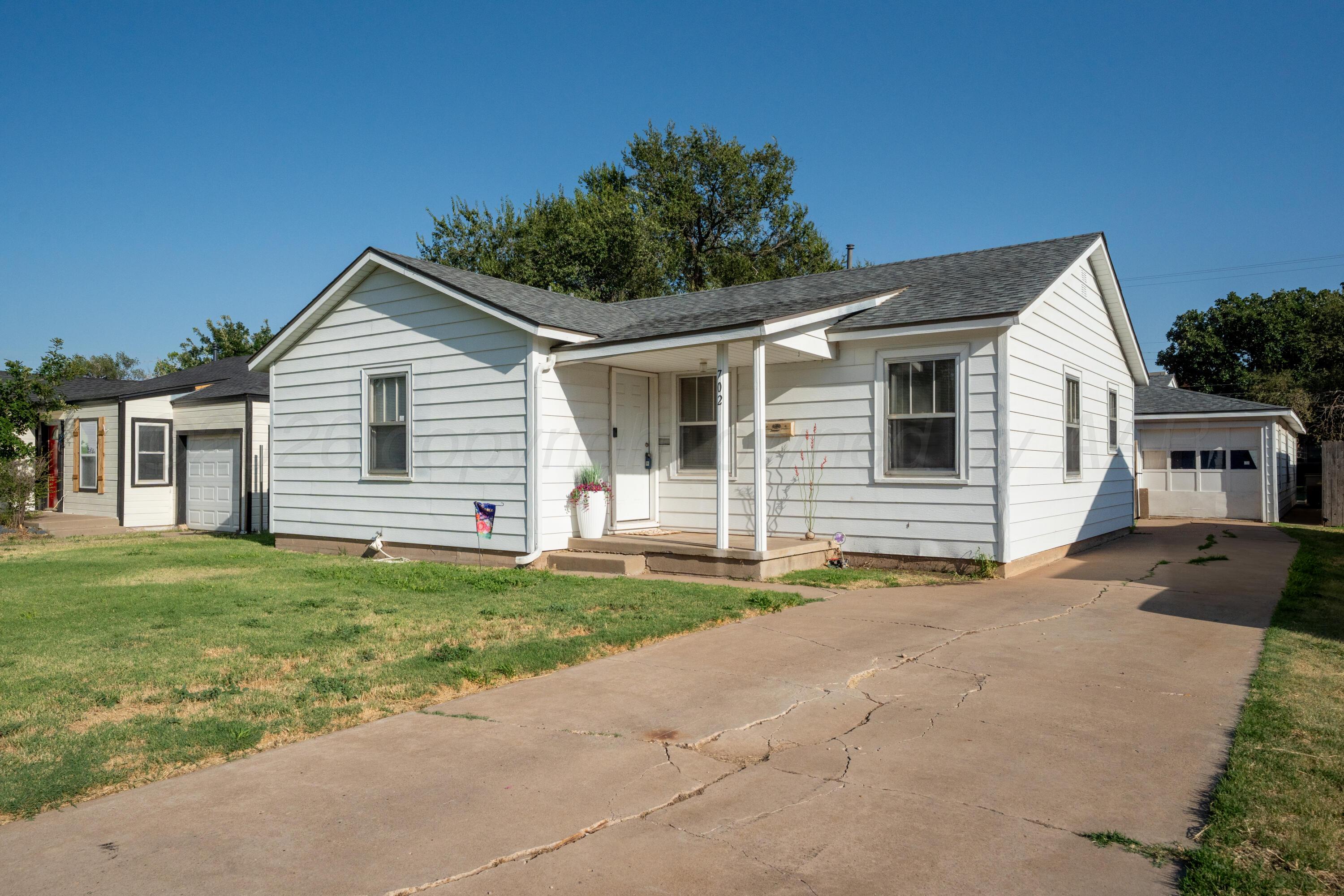 702 Sunset Terrace Property Photo 2