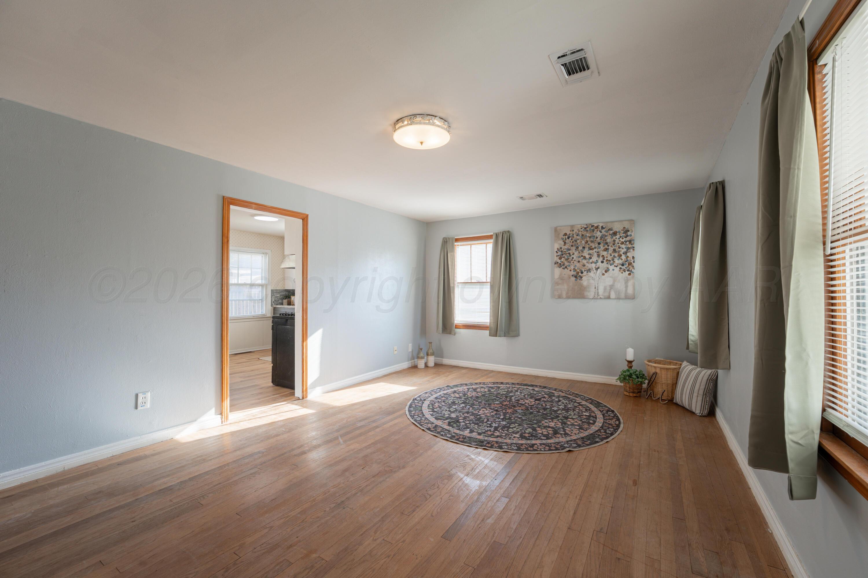 702 Sunset Terrace Property Photo 3