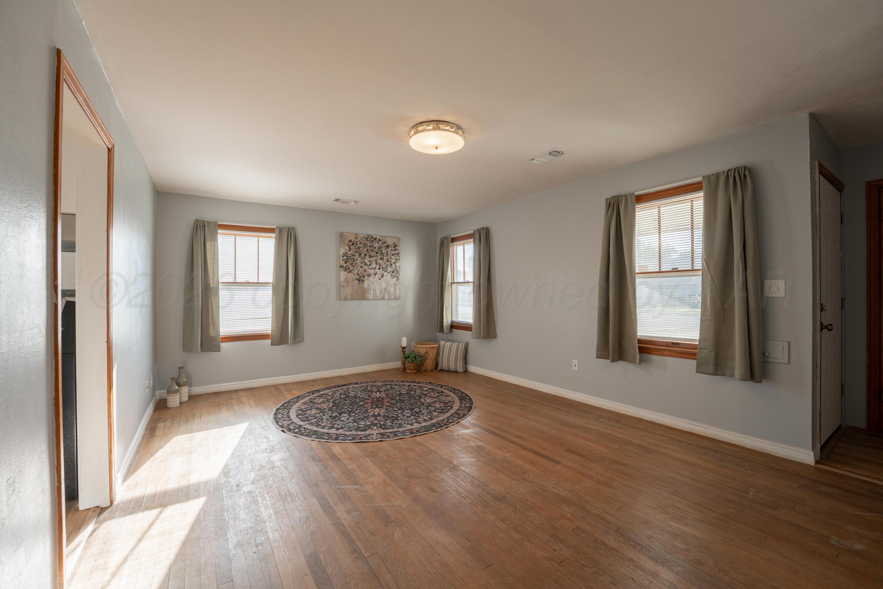 702 Sunset Terrace Property Photo 4