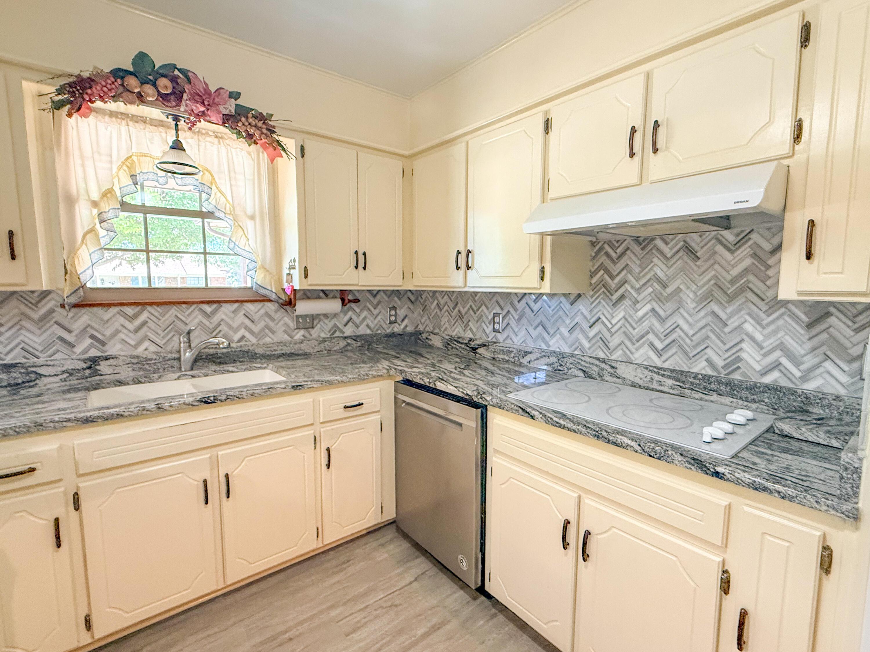 1532 N Wells Street Property Photo 13
