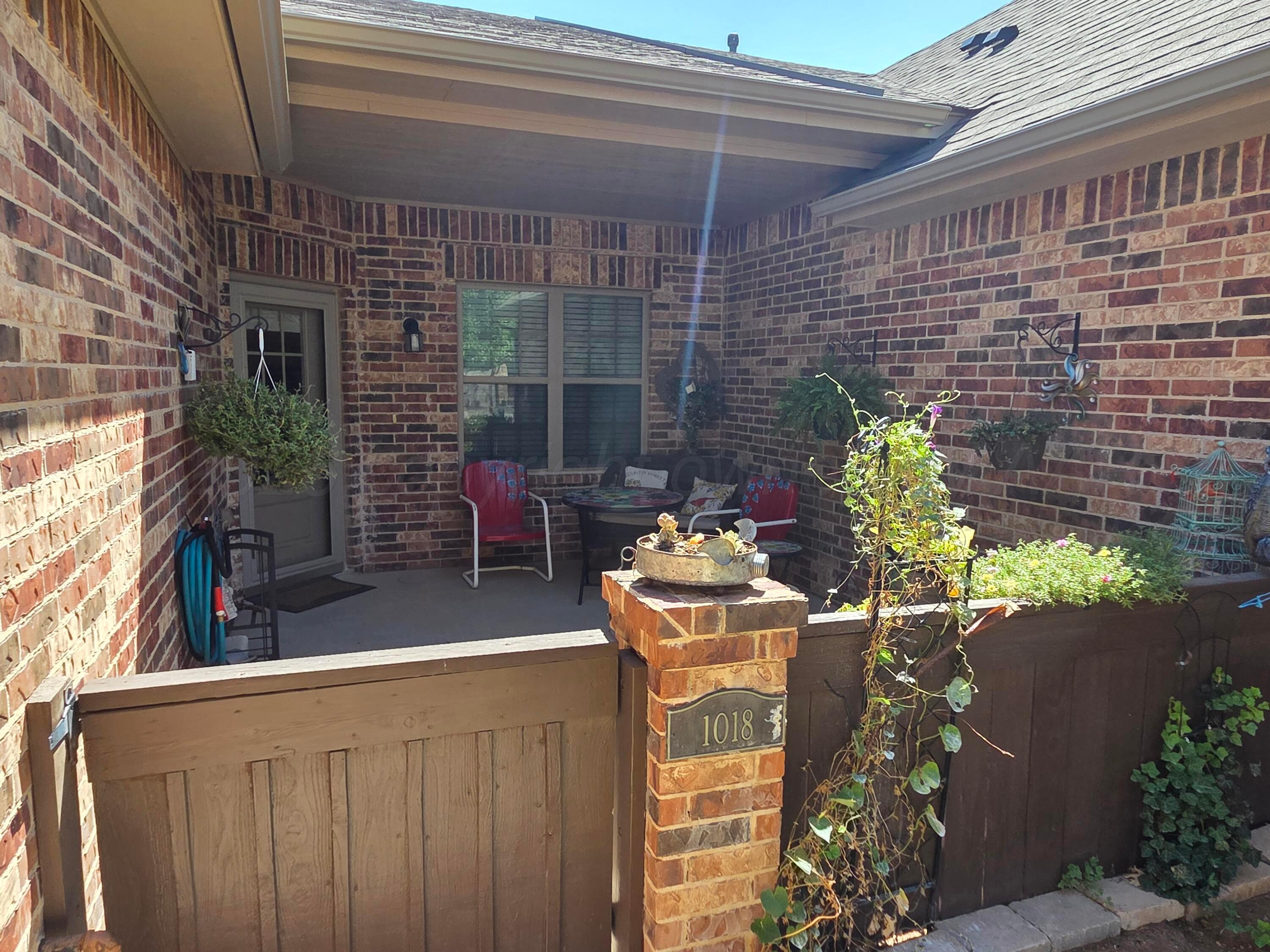1018 Rosenda Lane Property Photo 4
