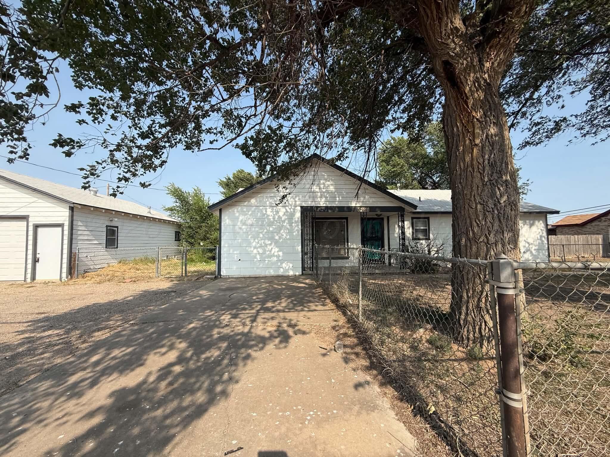 2002 N Mirror Street Property Photo 1