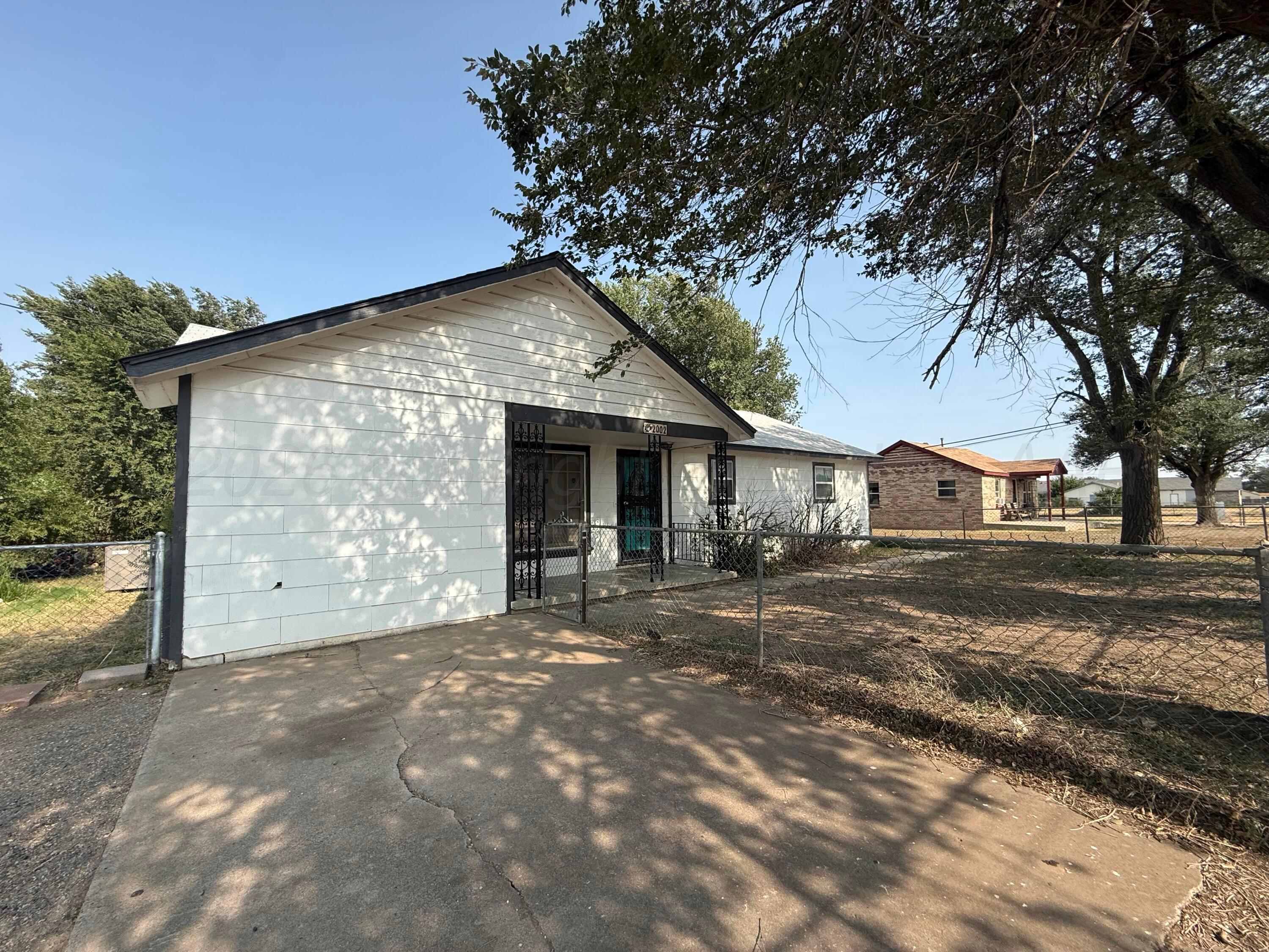 2002 N Mirror Street Property Photo 2