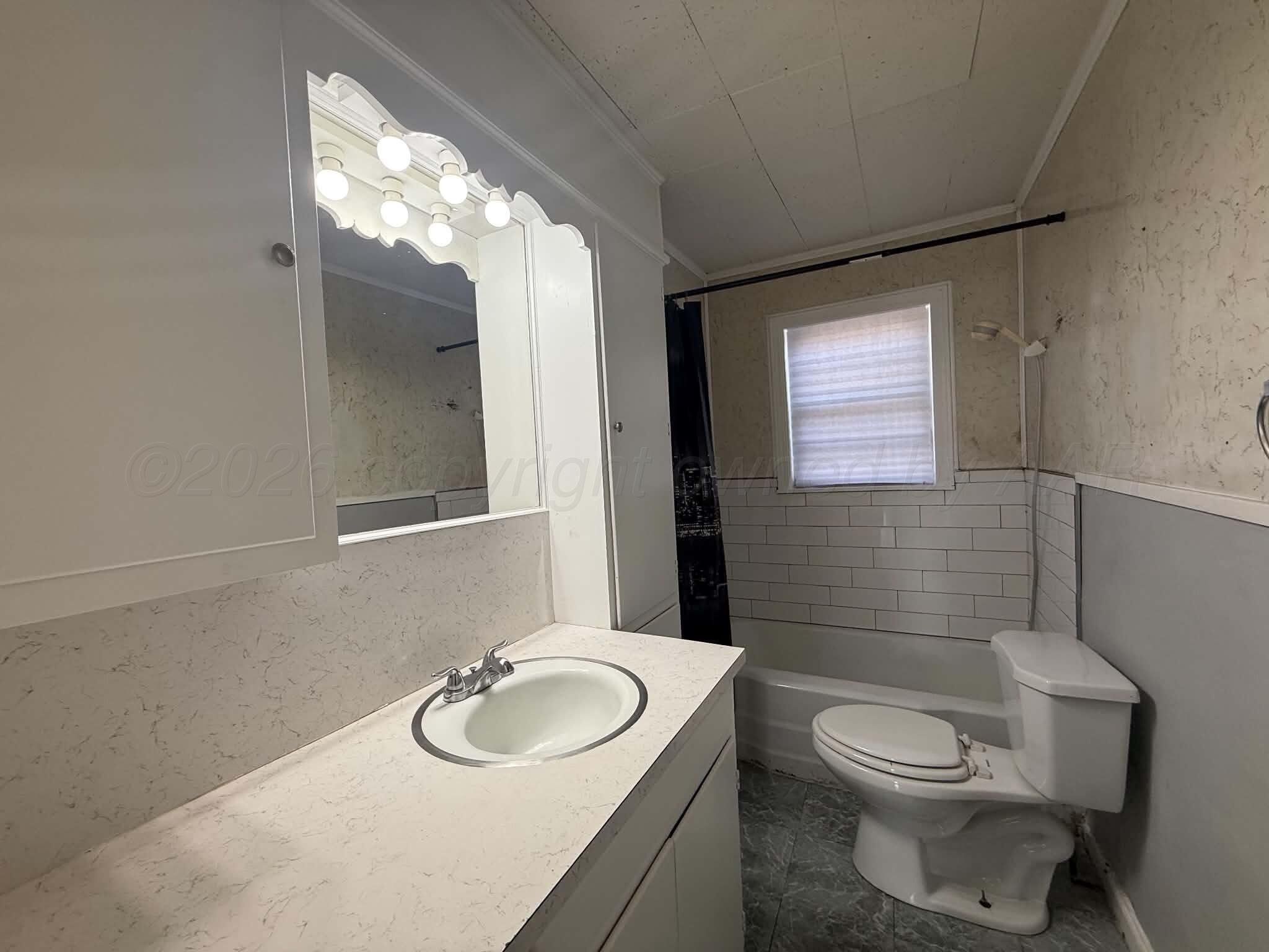 2002 N Mirror Street Property Photo 9