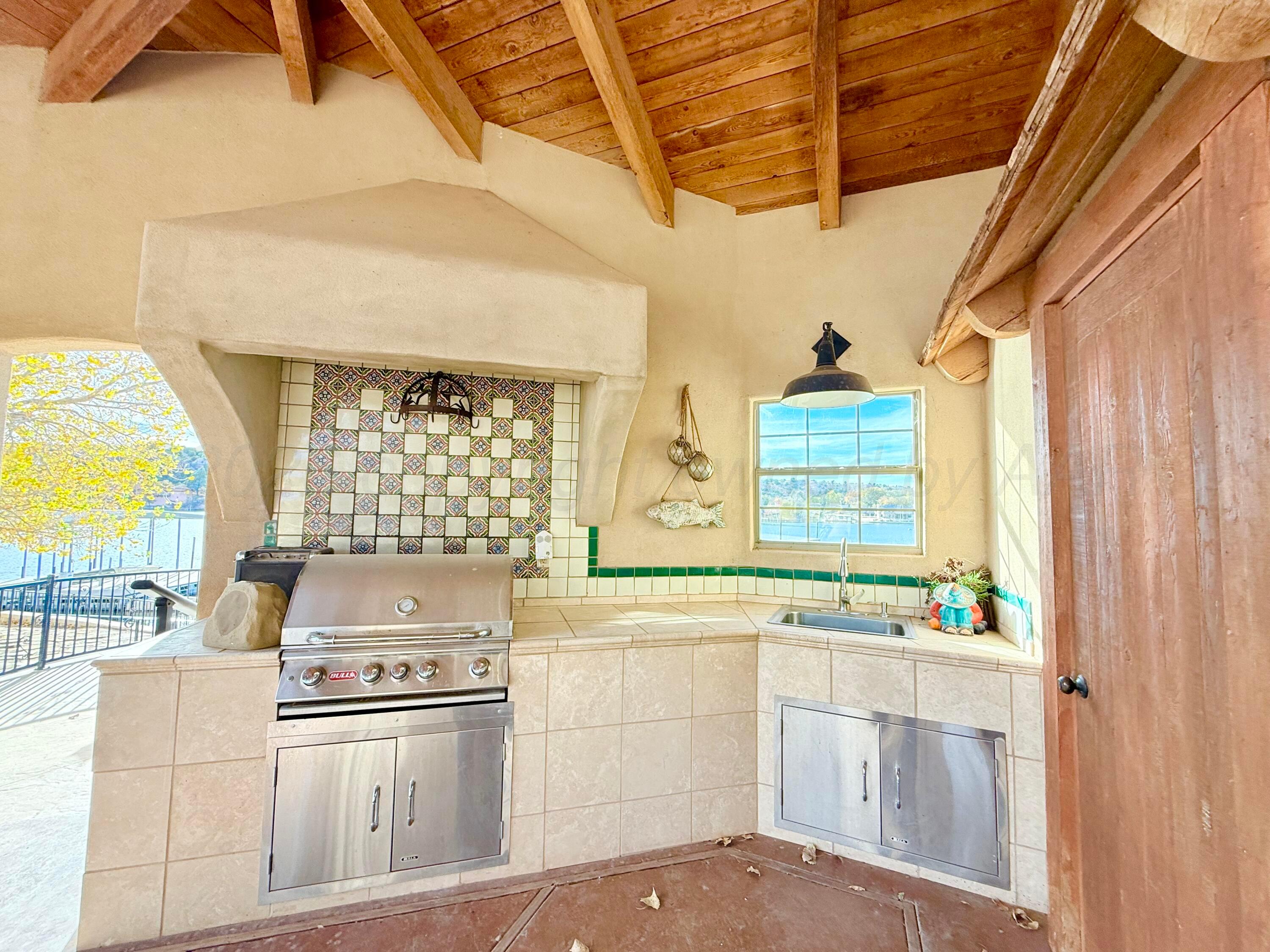 516 N Shore Drive Property Photo 11