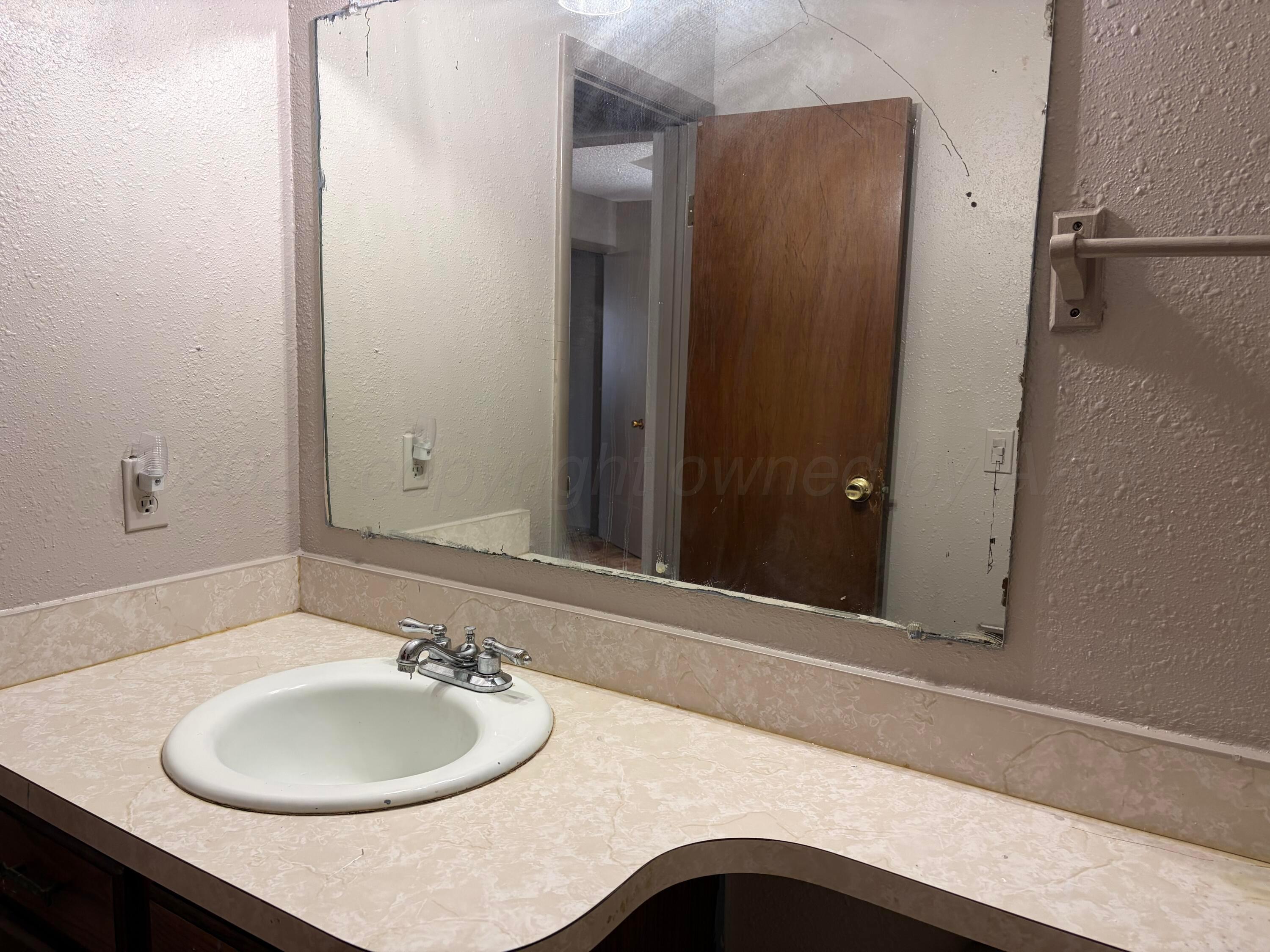718 Deahl Street Property Photo 7