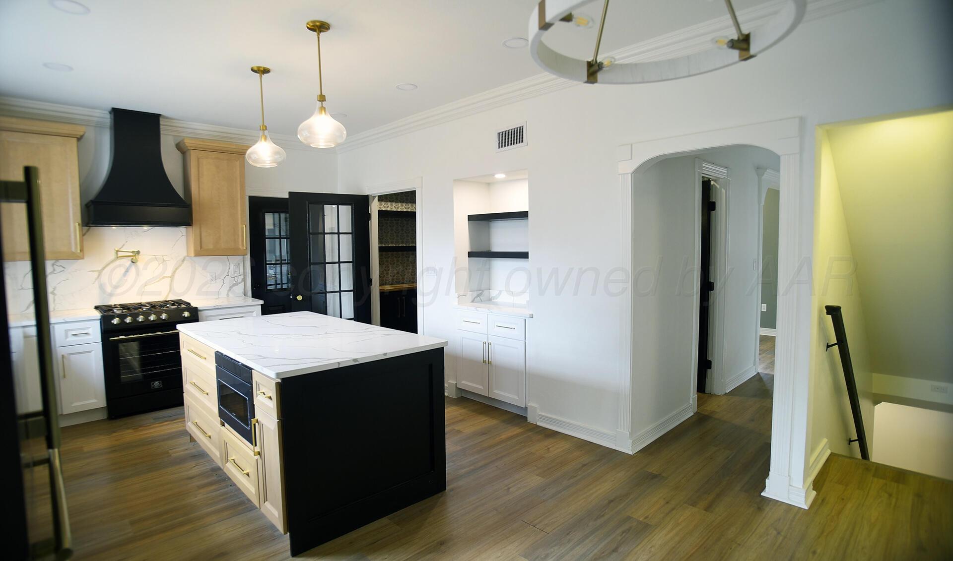 507 Crockett Street Property Photo 10