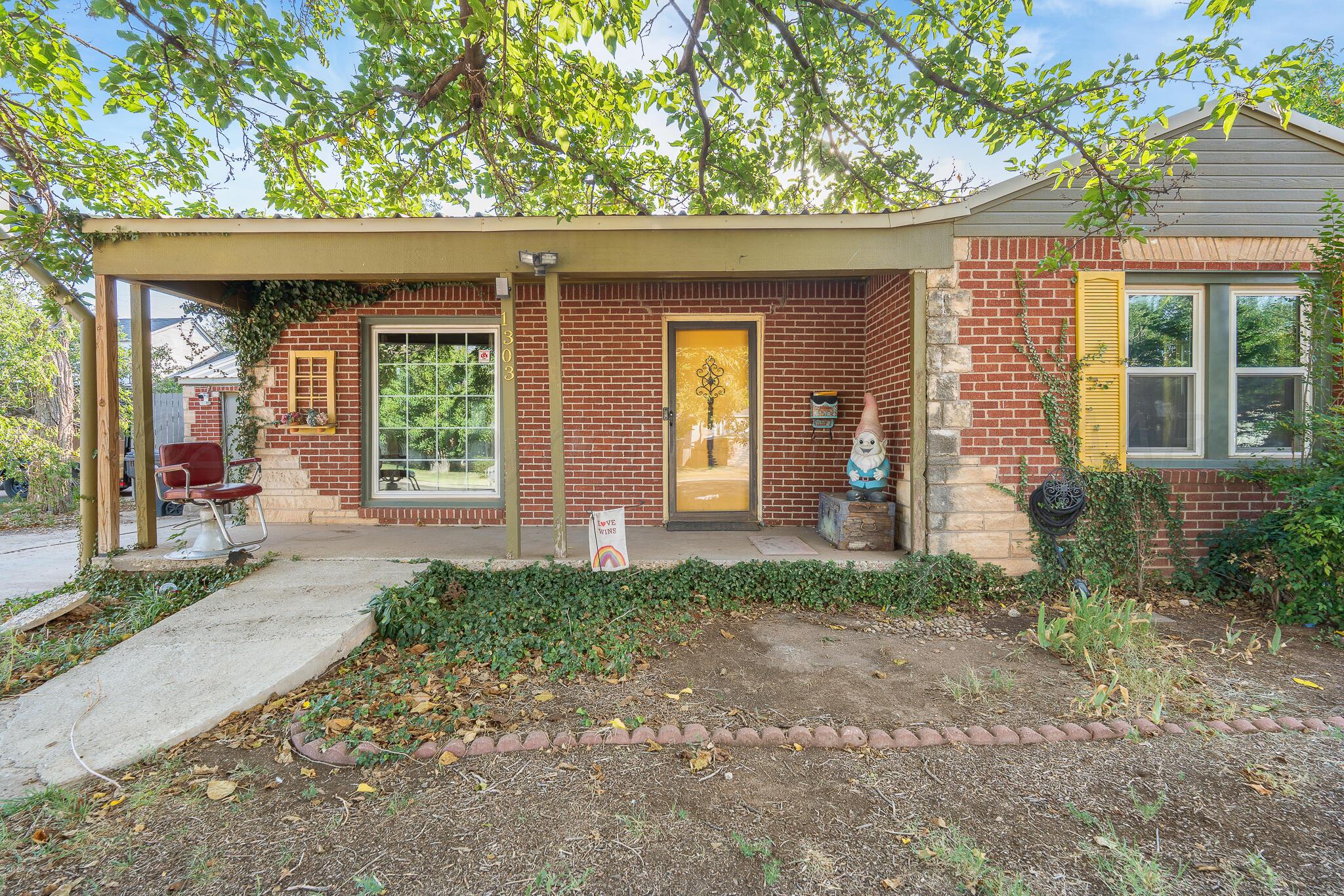 1303 S Avondale Street Property Photo 1