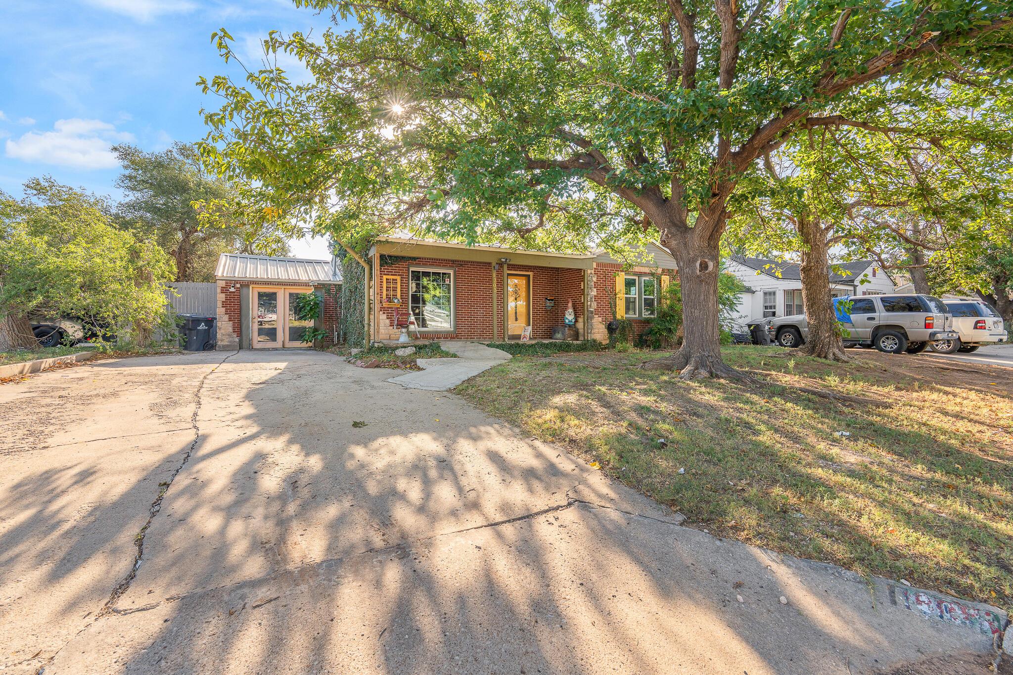 1303 S Avondale Street Property Photo 2