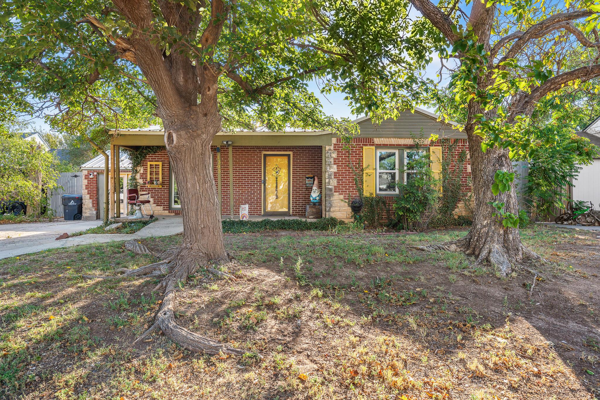 1303 S Avondale Street Property Photo 3