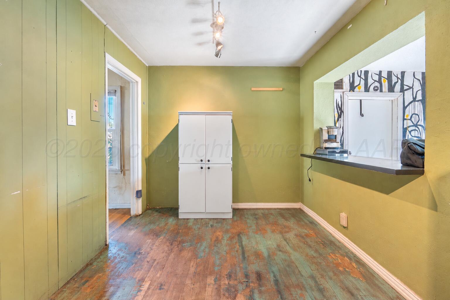 1303 S Avondale Street Property Photo 8