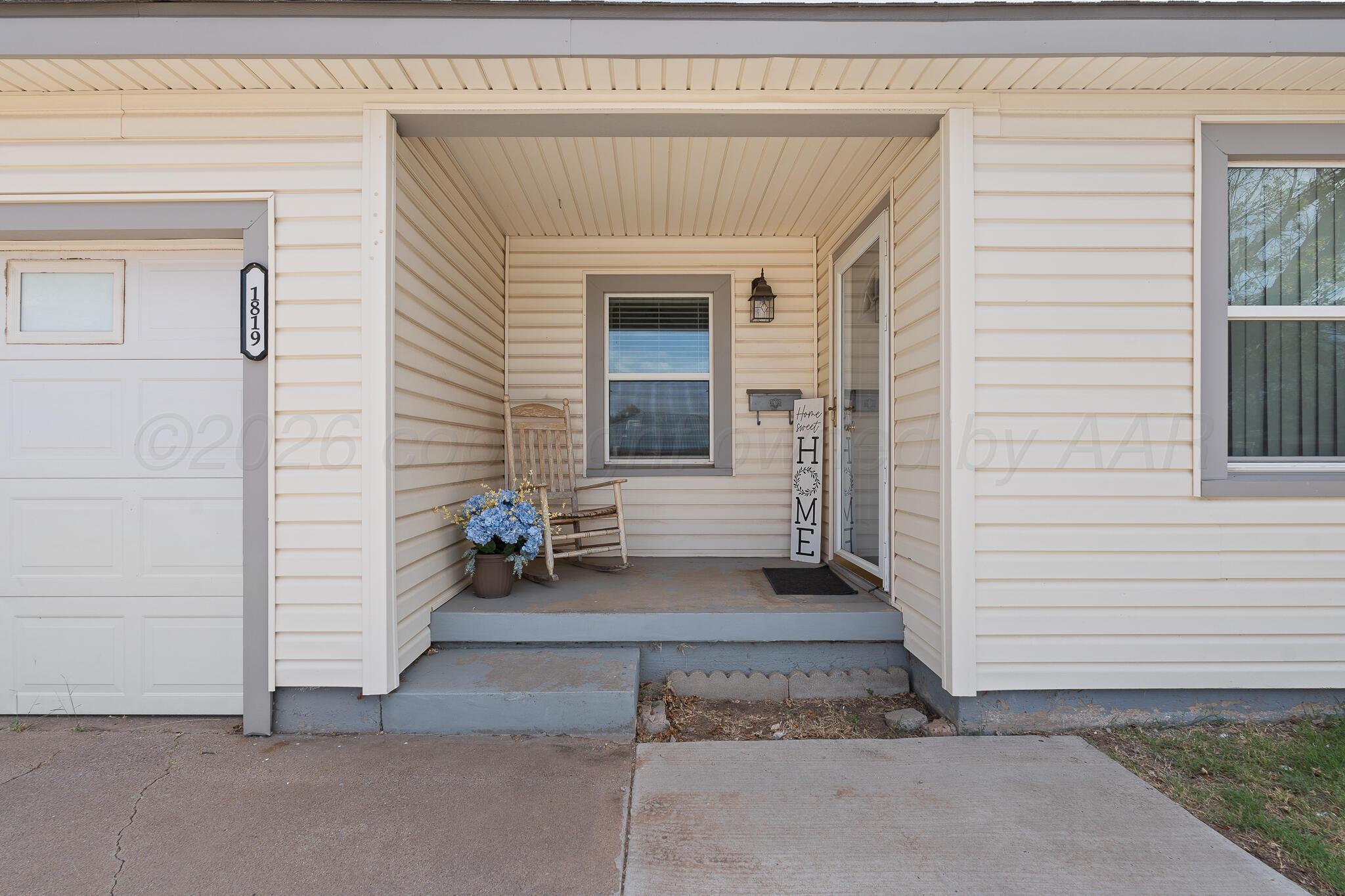 1819 S Avondale Street Property Photo 2
