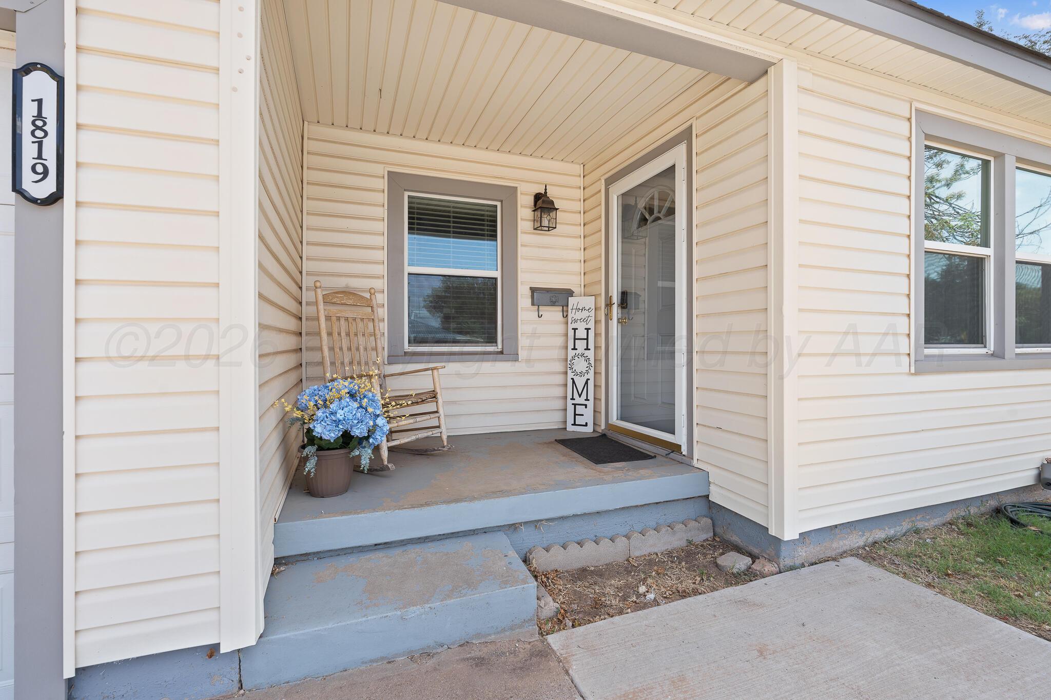 1819 S Avondale Street Property Photo 3