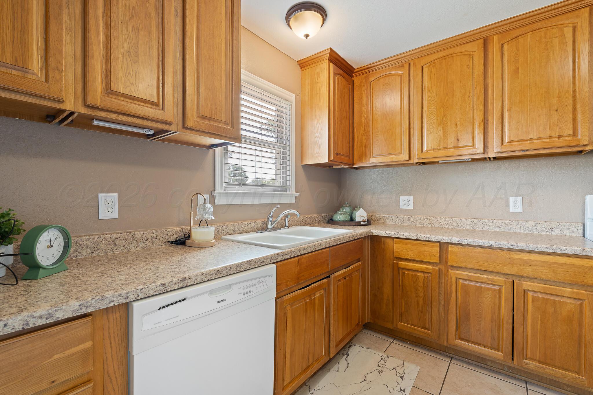 1819 S Avondale Street Property Photo 11