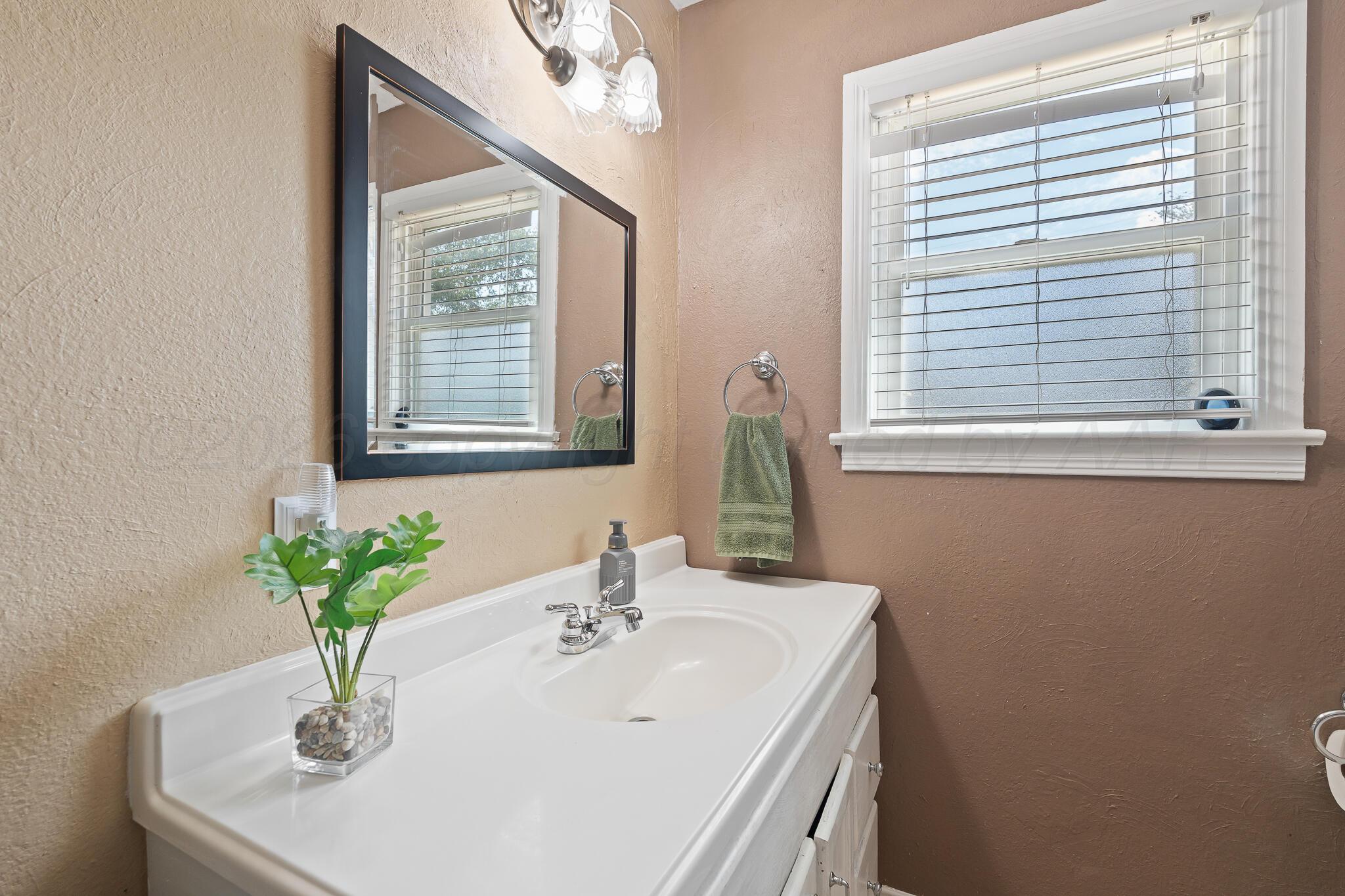1819 S Avondale Street Property Photo 17