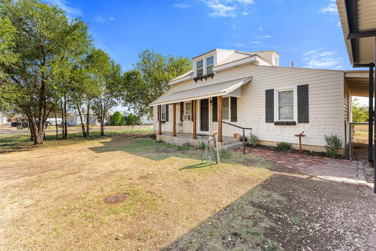98 Newcome Property Photo 4