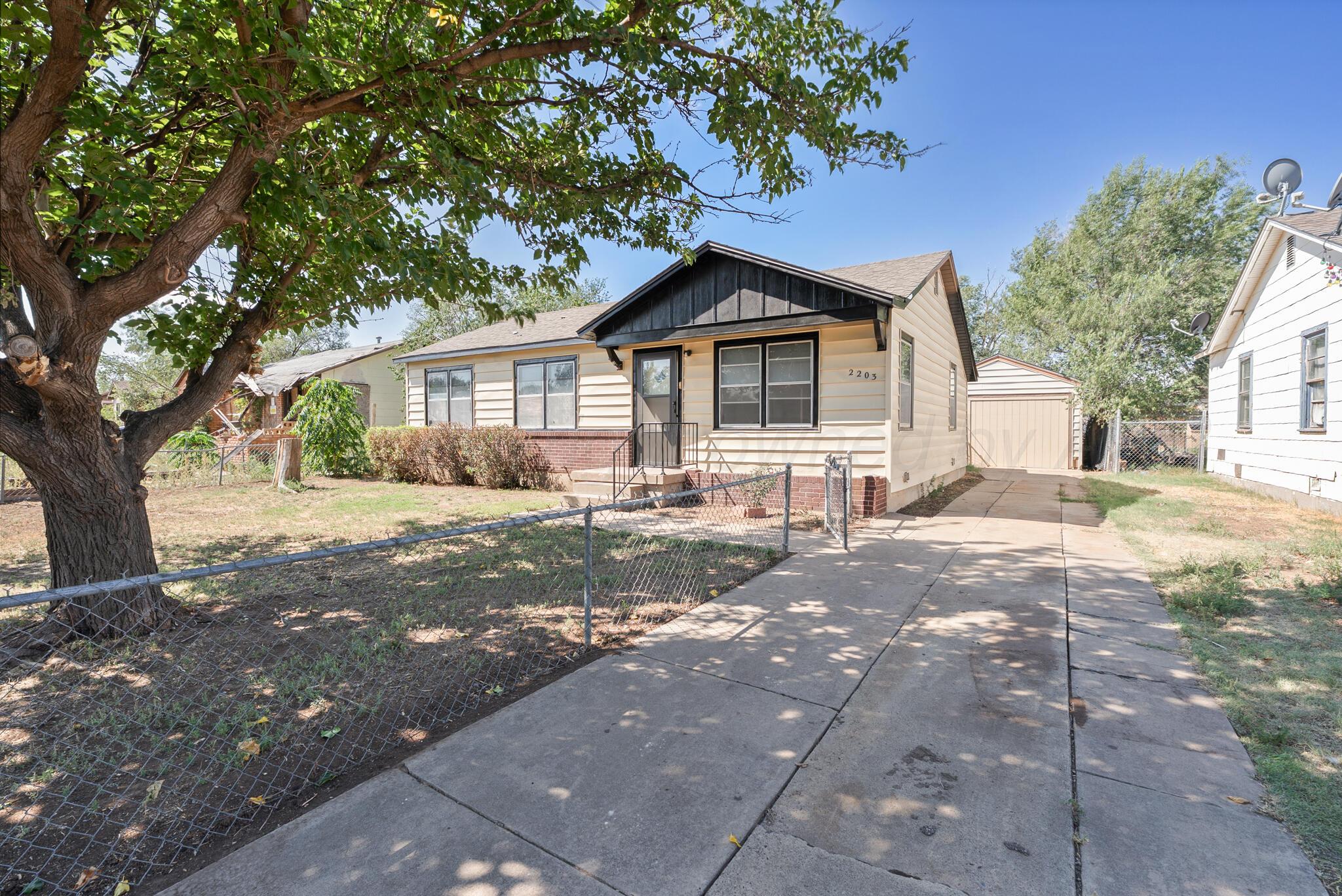 2203 N Woodland Street Property Photo 2