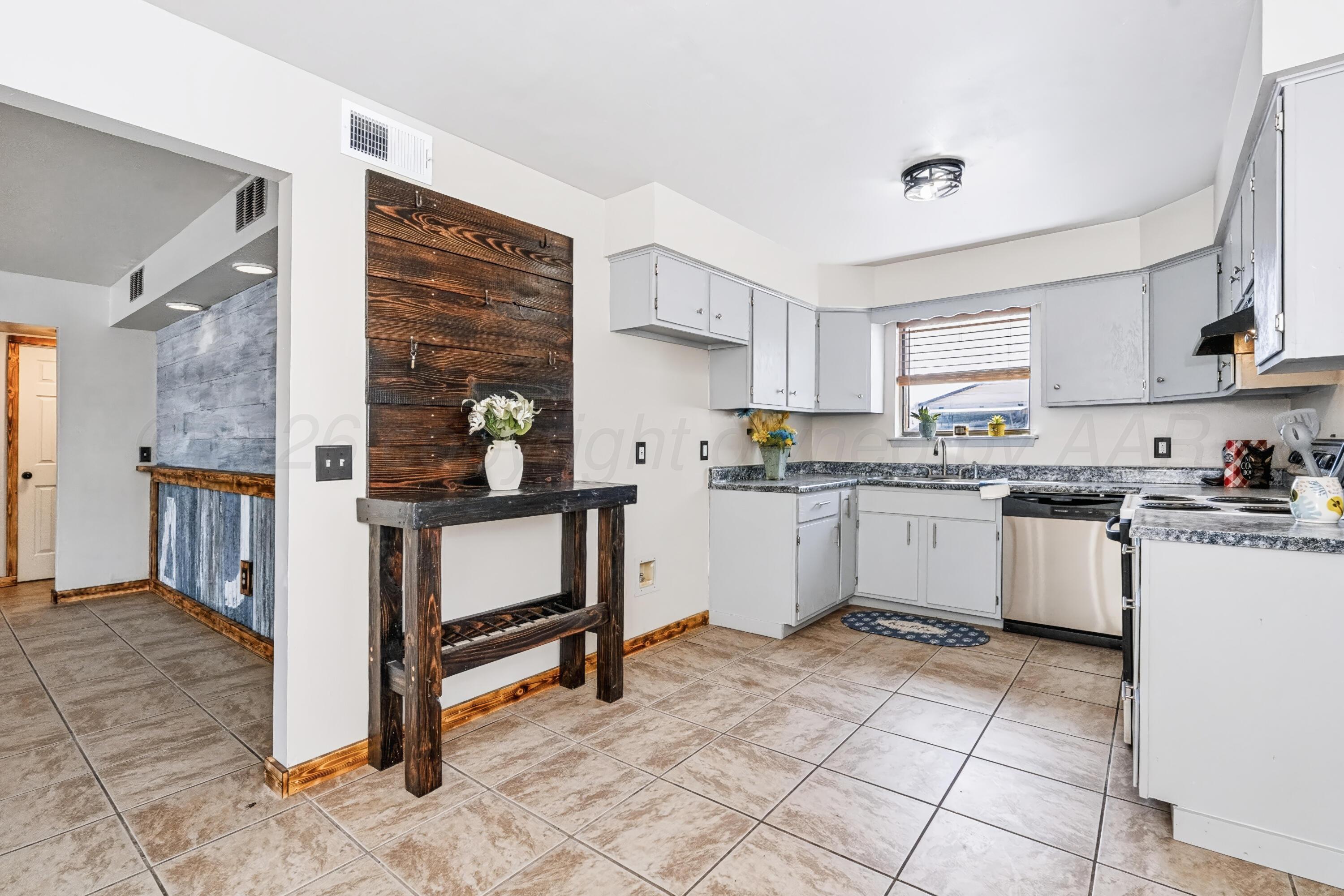 606 S Vaughn Avenue Property Photo 10