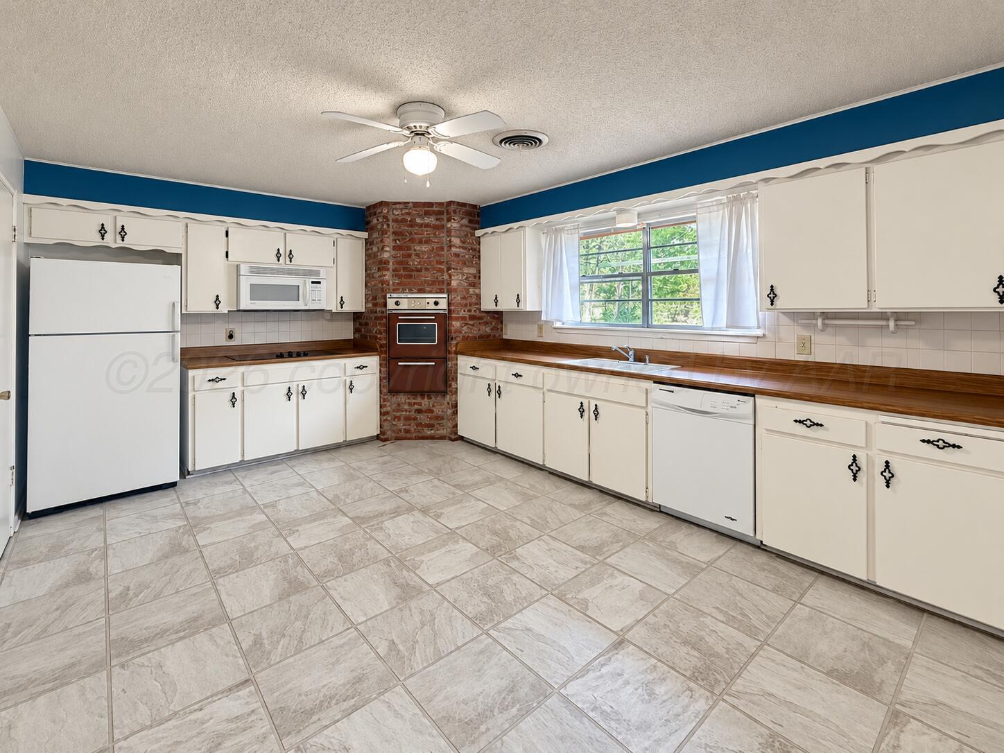 1505 E Geary Road Property Photo 4